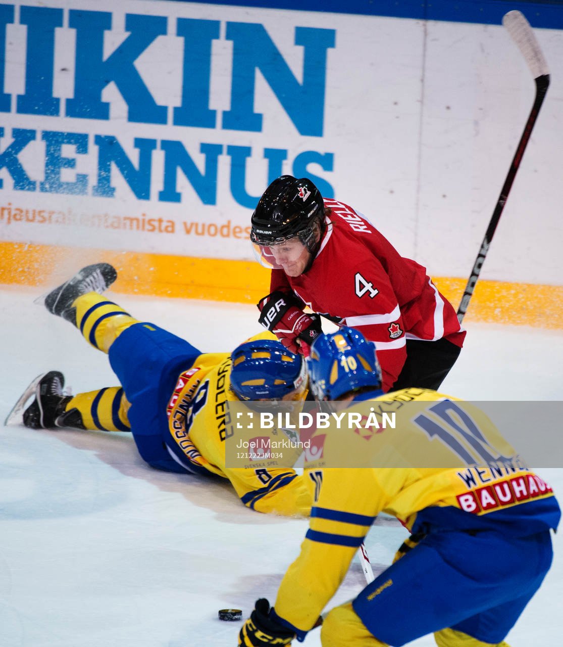 Morgan Rielly, Kanada, tar sig förbi två svenska spelare