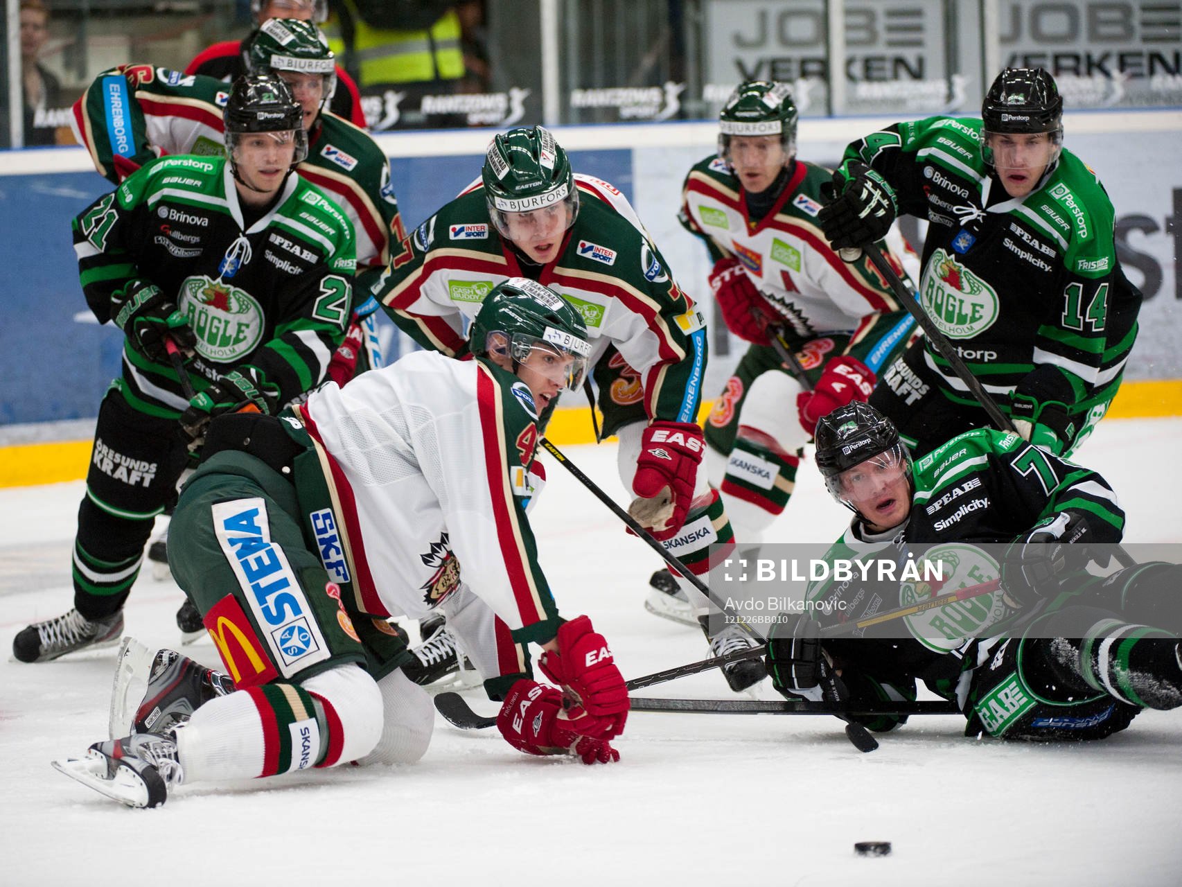 Frölunda  och Rögle spelare tittaer