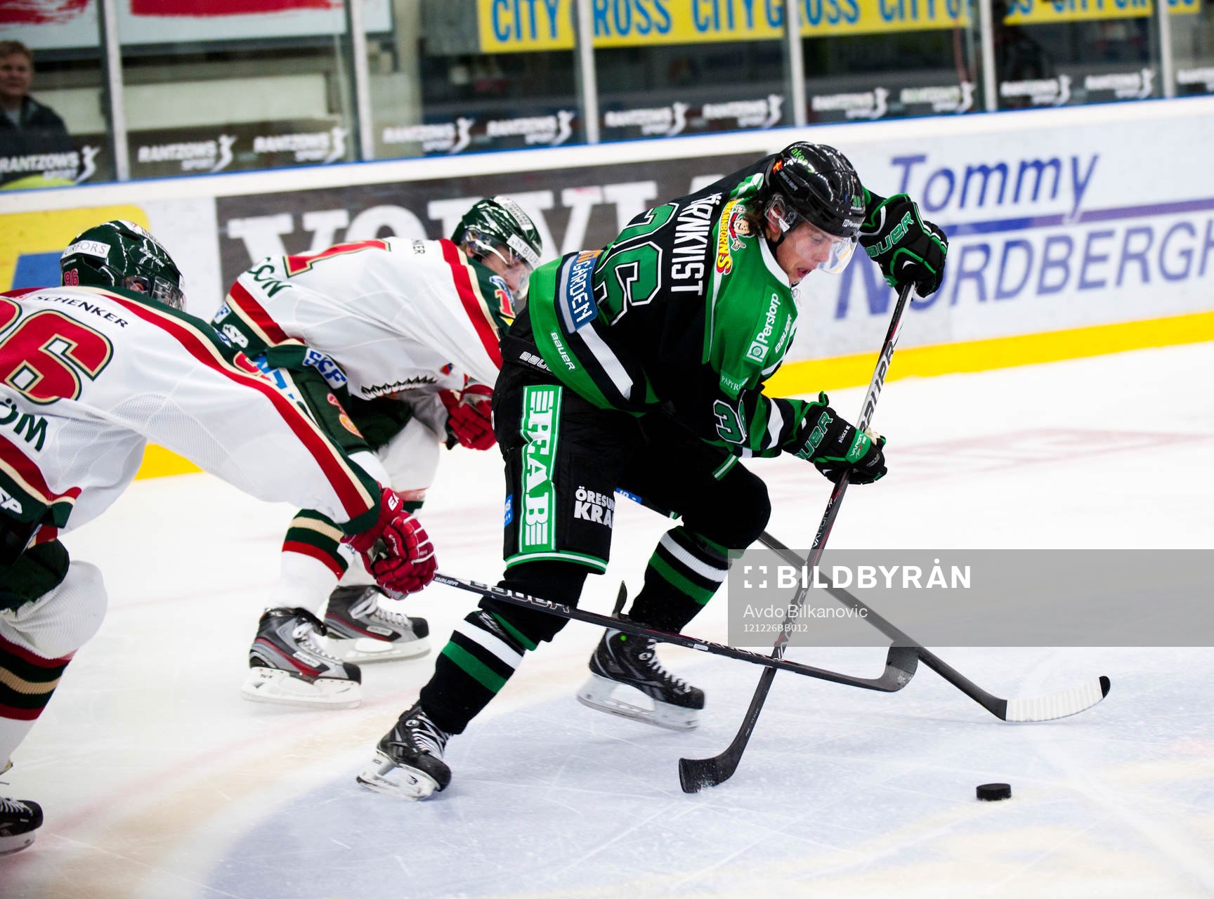 Jakob Johansson, Rögle, med två Frölunda spelare bakom