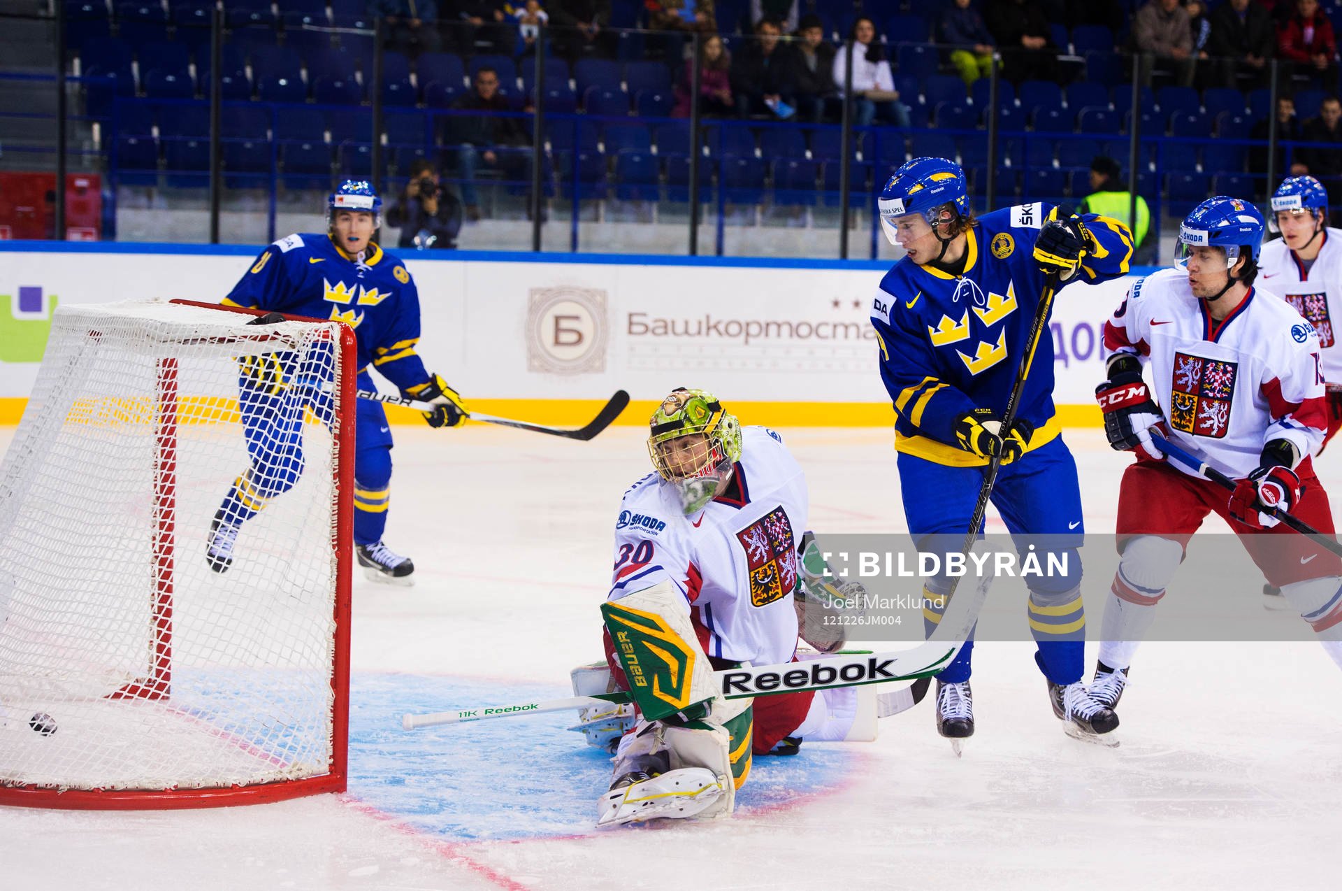 Elias Lindholm, Sverige, oroar framför Matej Machovsky,