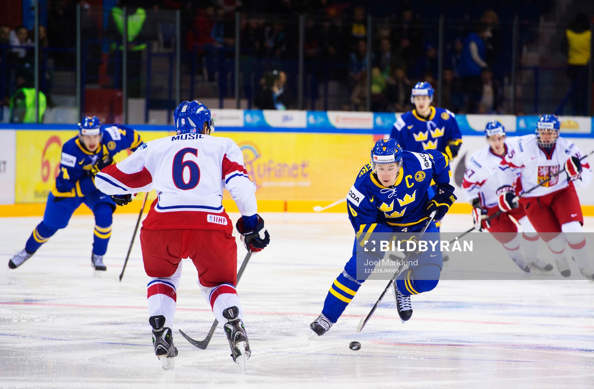 Filip Forsberg, Sverige, avancerar framåt med pucken