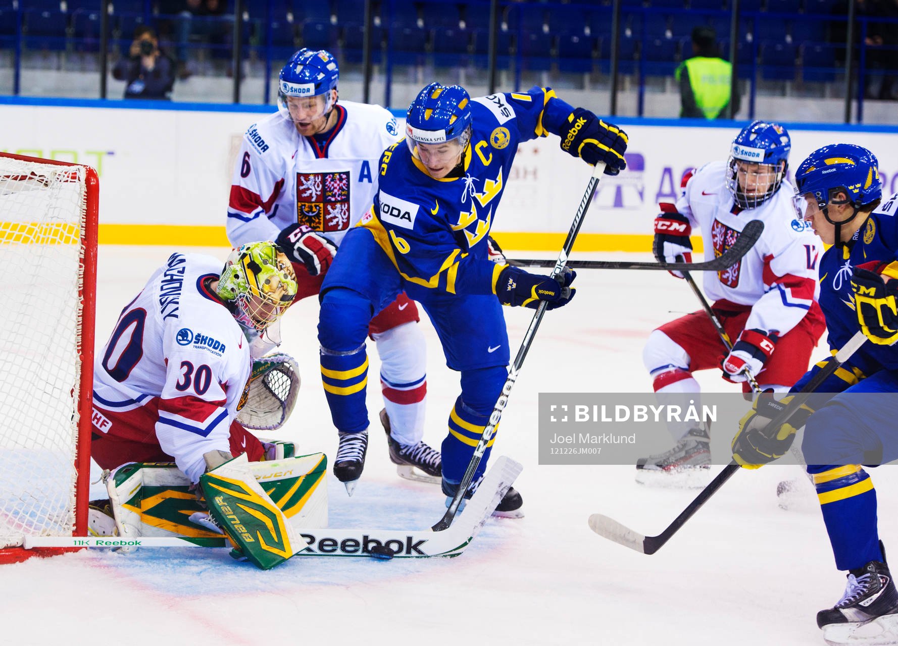 Filip Forsberg, Sverige, oroar framför Matej Machovsky,
