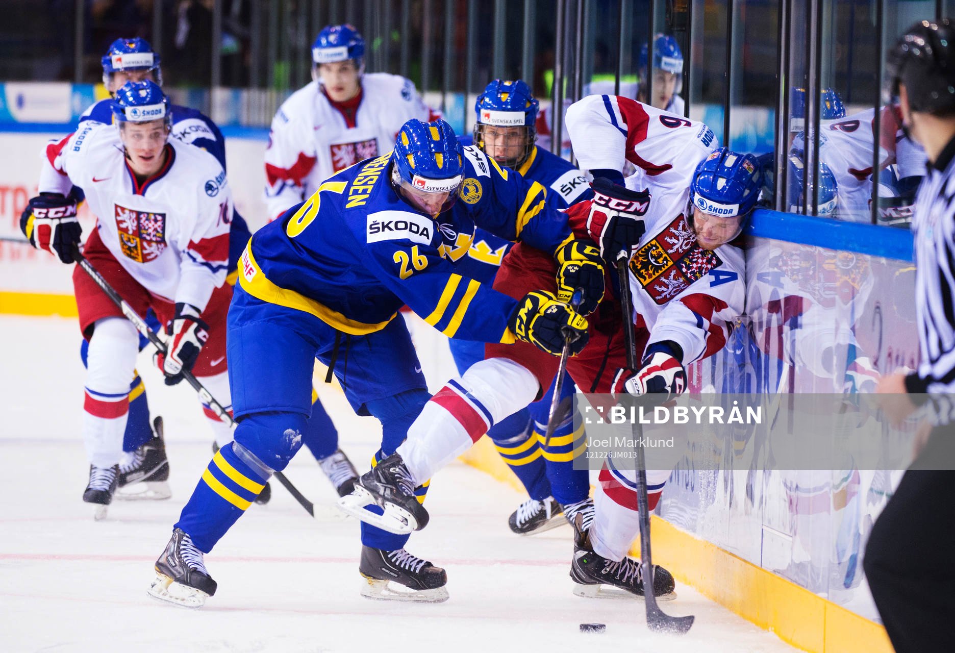 Nick Sörensen, Sverige, tacklar David Musil, Tjeckien
