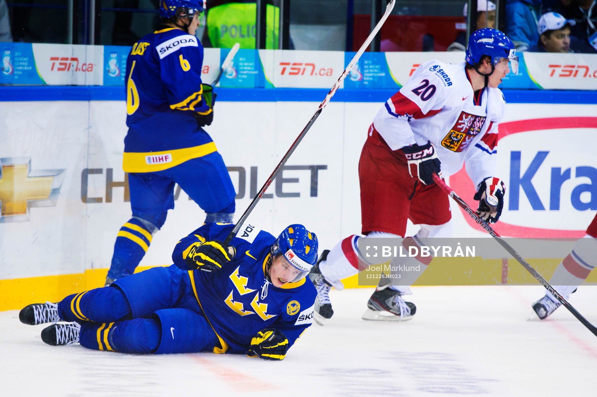 Rasmus Bengtsson, Sverige, ligger på isen