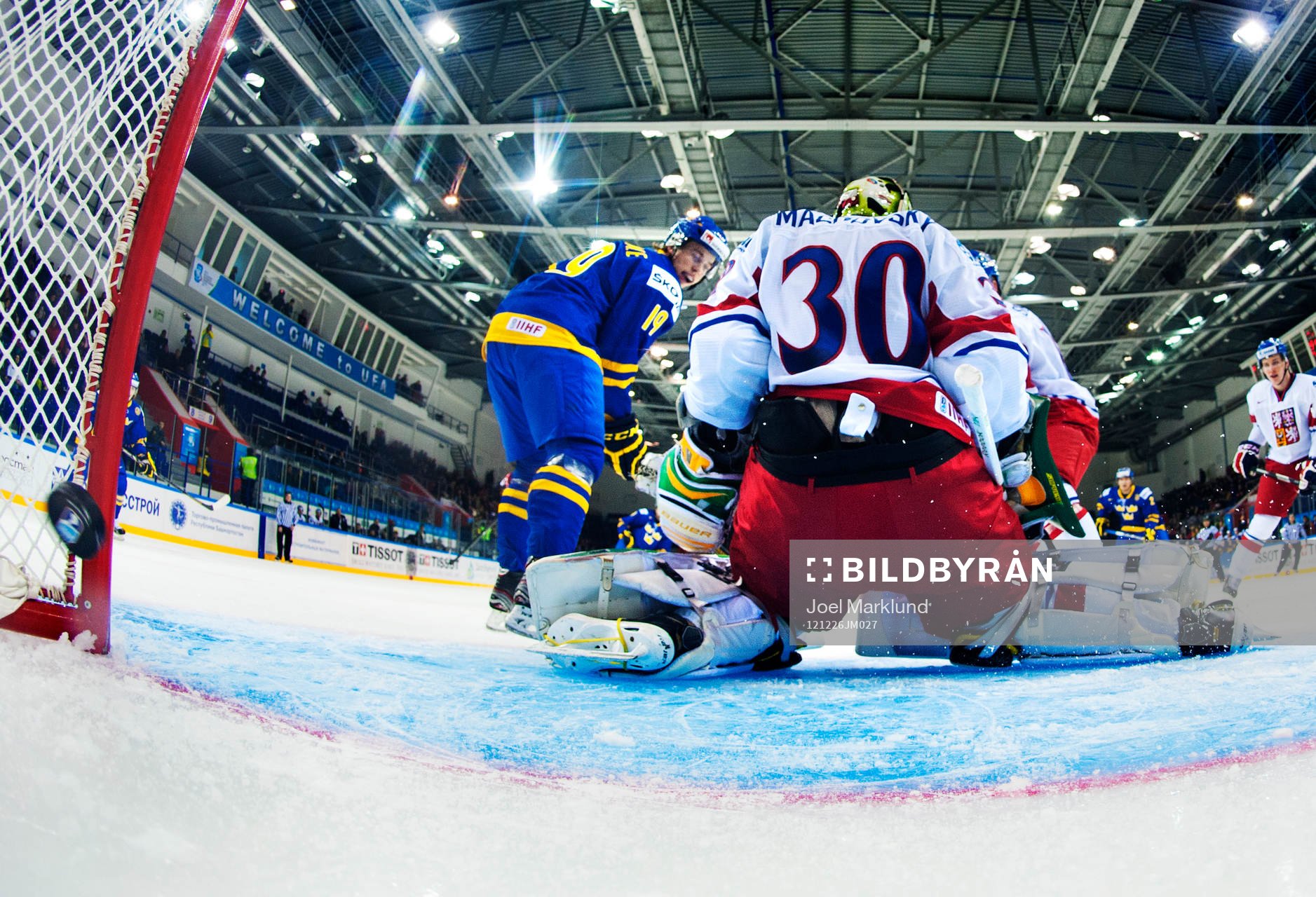 Elias Lindholm, Sverige, styr in 0-2 bakom Matej Machovsky,
