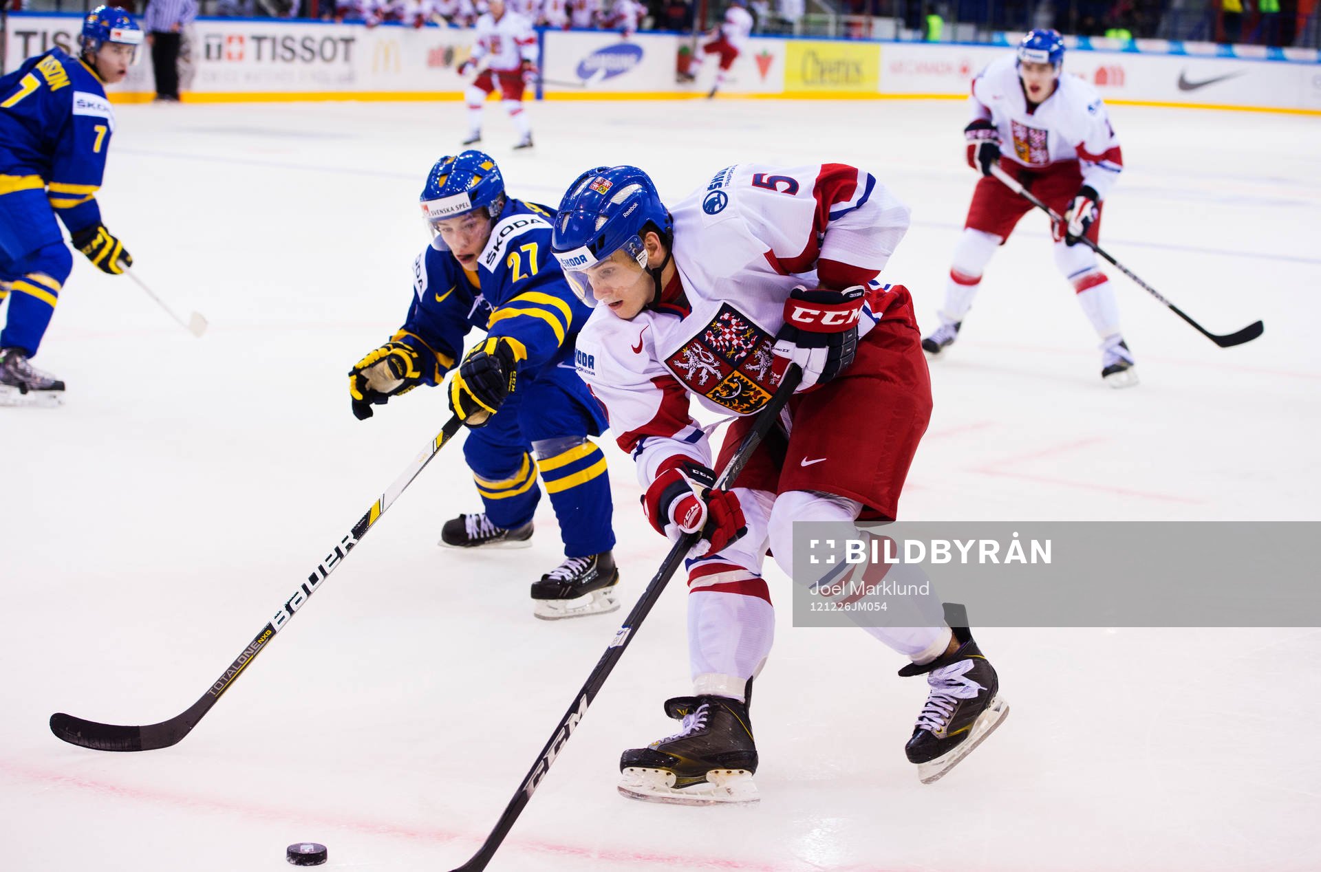 Filip Sandberg, Sverige, sträcker sig mot Martin Frk,