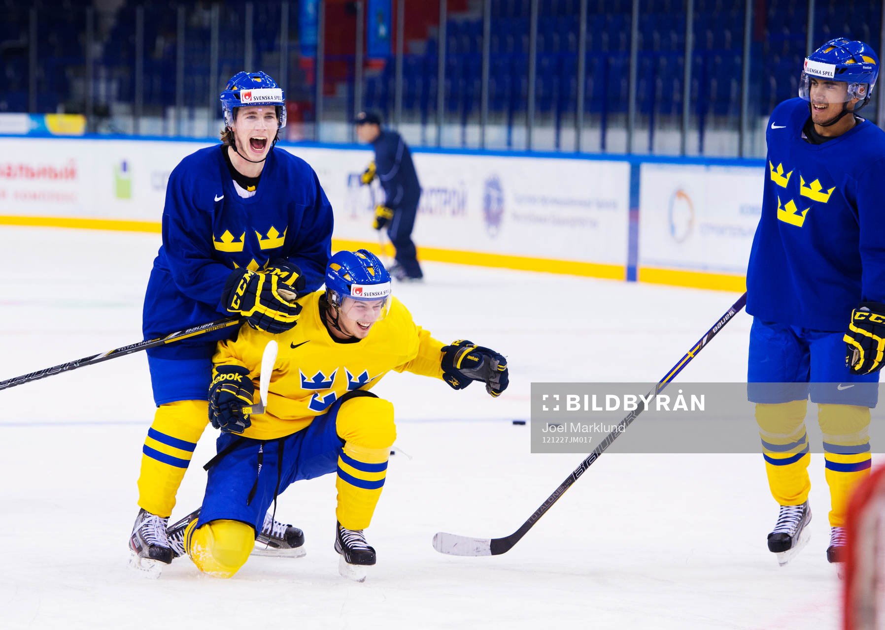 Elias Lindholm skojar med Sebastian Collberg. Till höger