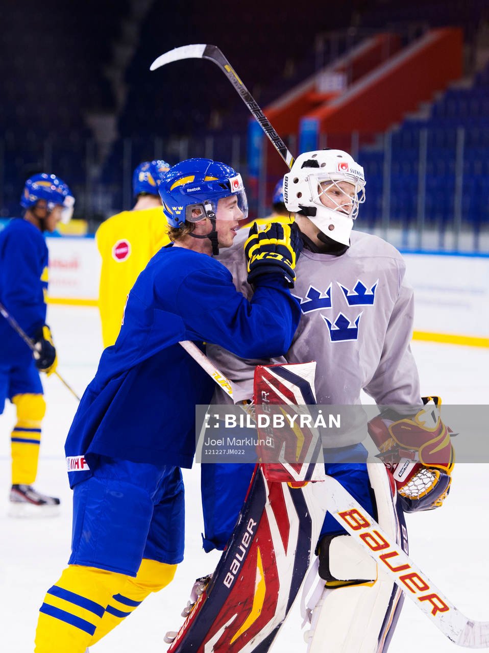 Elias Lindholm skojar med Oscar Dansk, målvakt