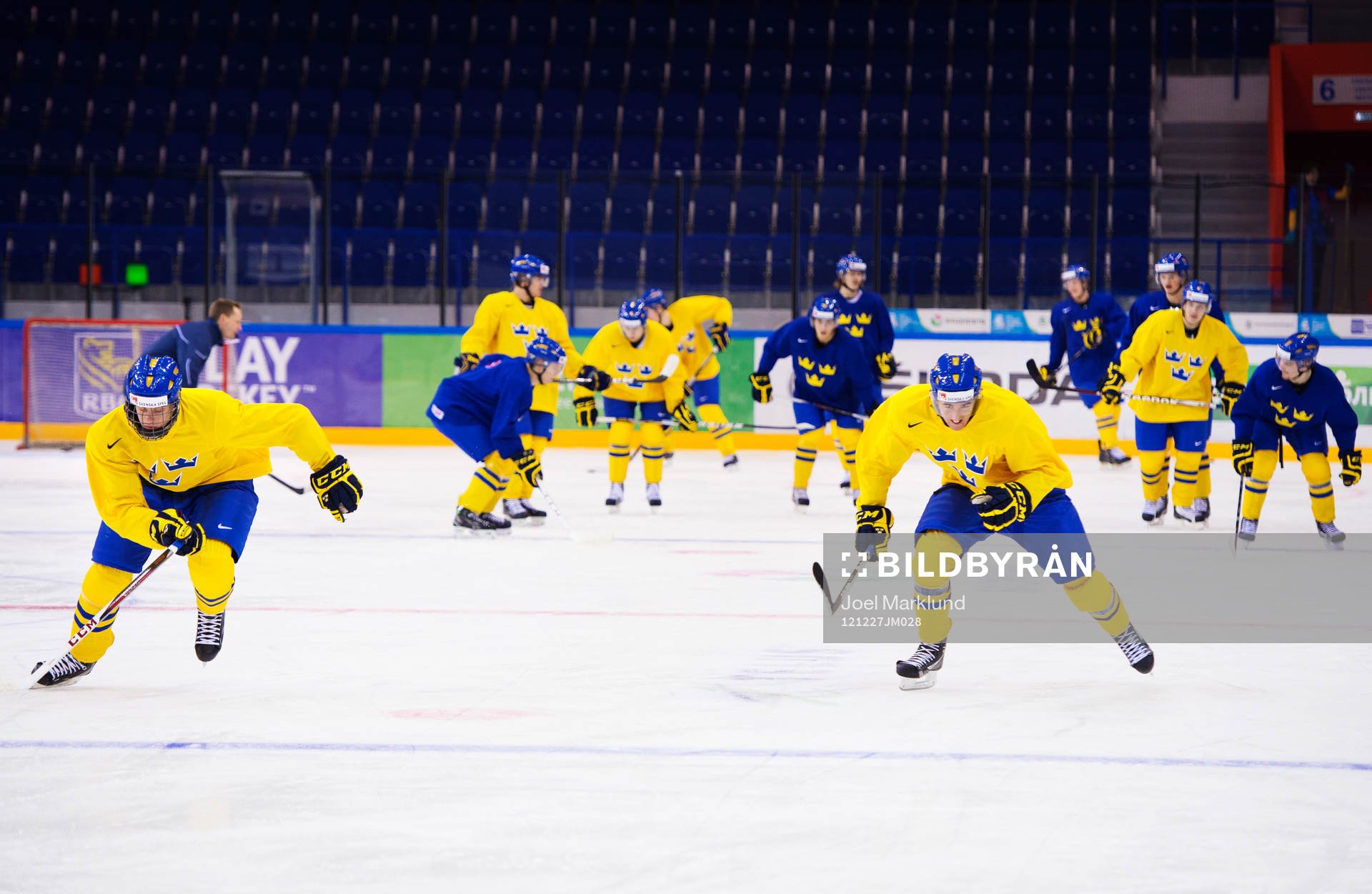 Jacob de la Rose och Victor Rask spurtar mot varandra