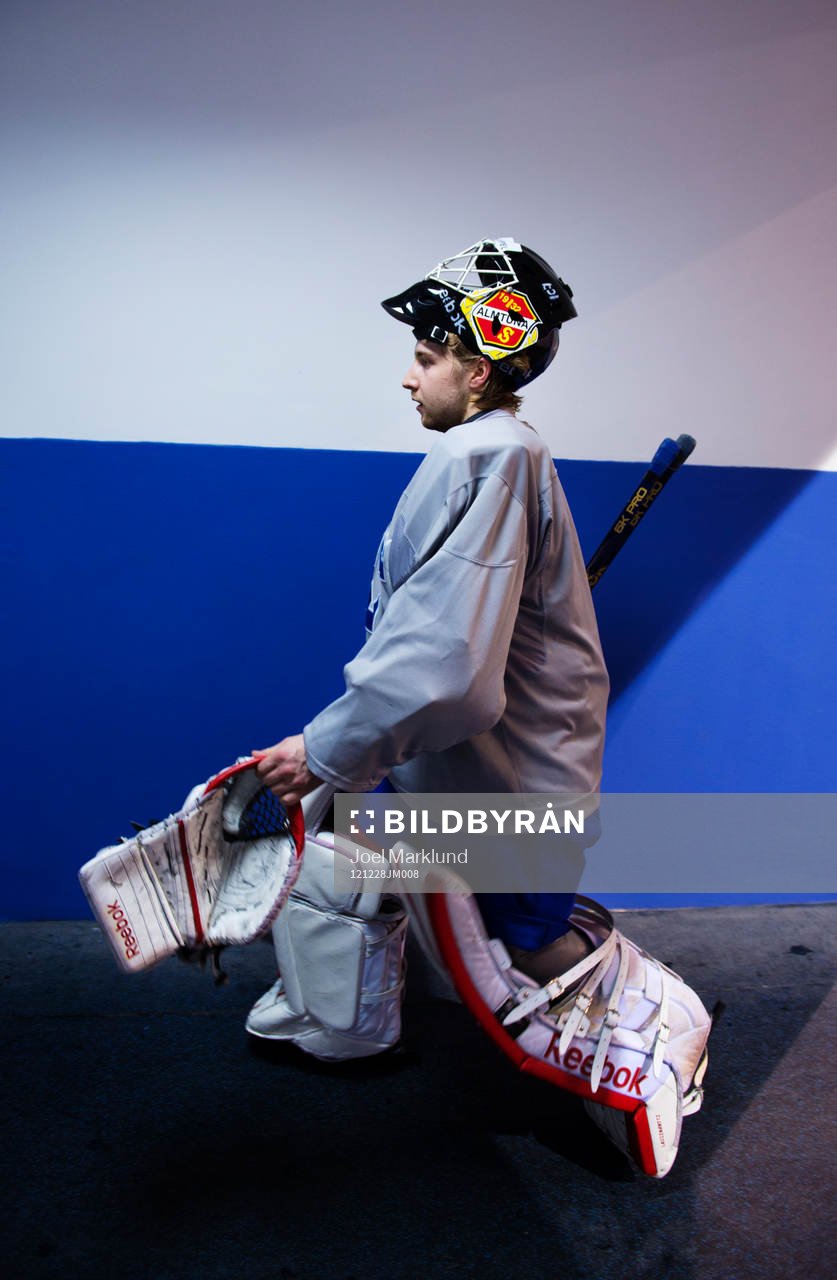 Joel Lassinantti, målvakt, lämnar värmningen