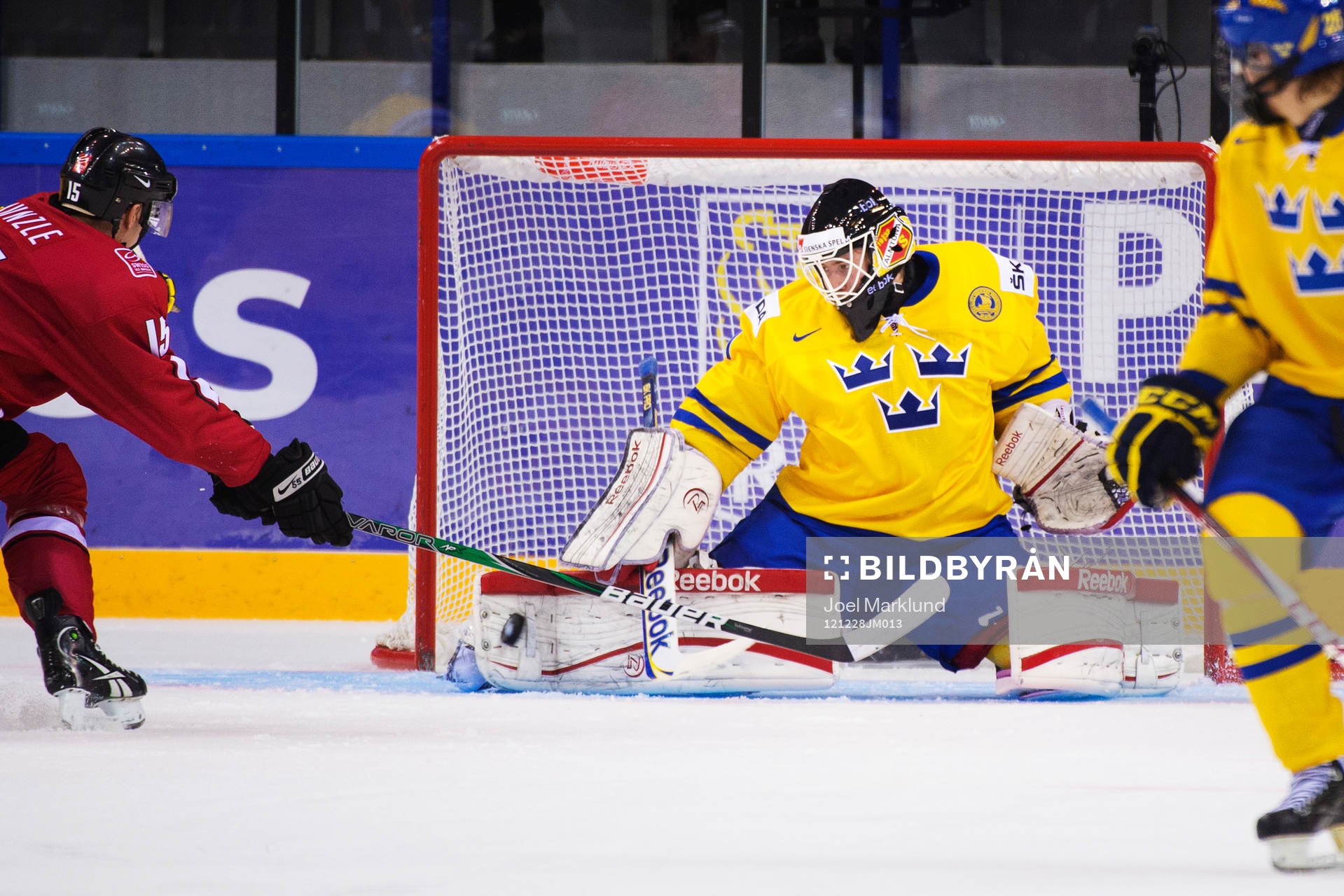 Mike Kunzle, Schweiz, oroar framför Joel Lassinantti,