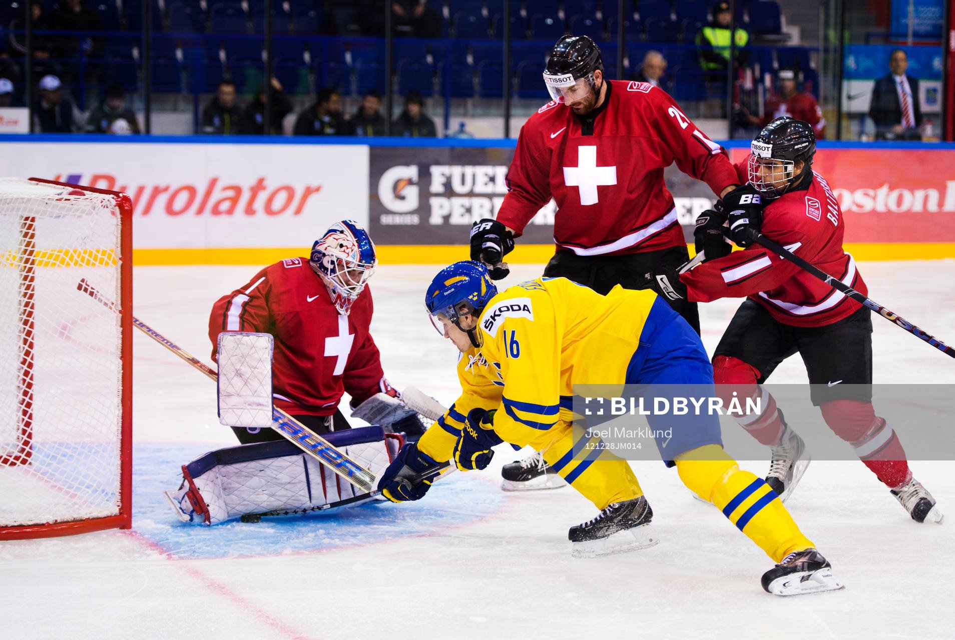 Filip Forsberg, Sverige, oroar framför Melvin Nyffeler,