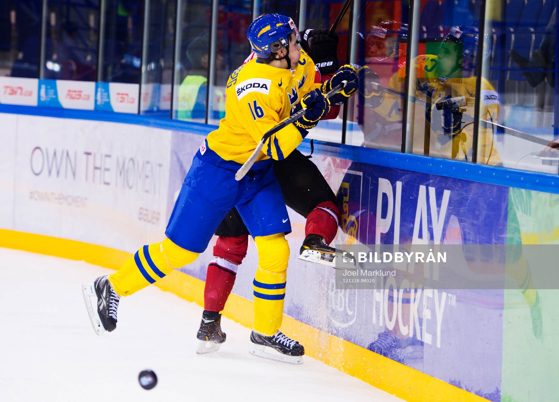Filip Forsberg, Sverige, tacklar Lukas Balmelli, Schweiz