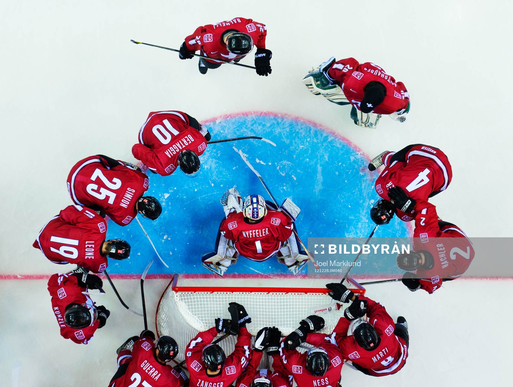 Schweiz spelare samlas kring Melvin Nyffeler, målvakt,