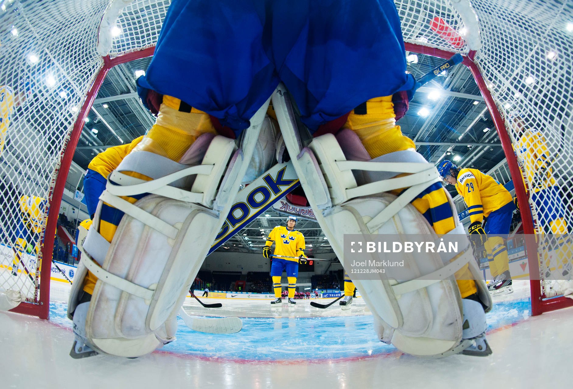 De svenska spelarna samlas kring Joel Lassinantti,