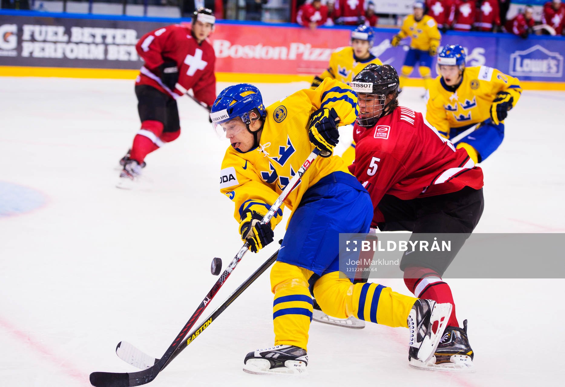 Viktor Arvidsson, Sverige, utmanas av Mirco Muller, Schweiz