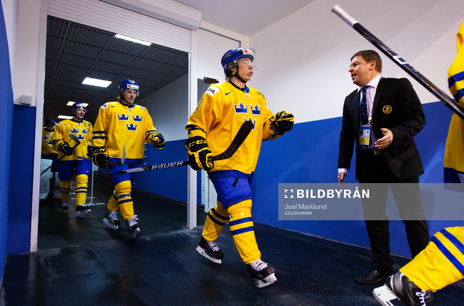 Filip Sandberg, Sverige, gör entré och passerar Jonas