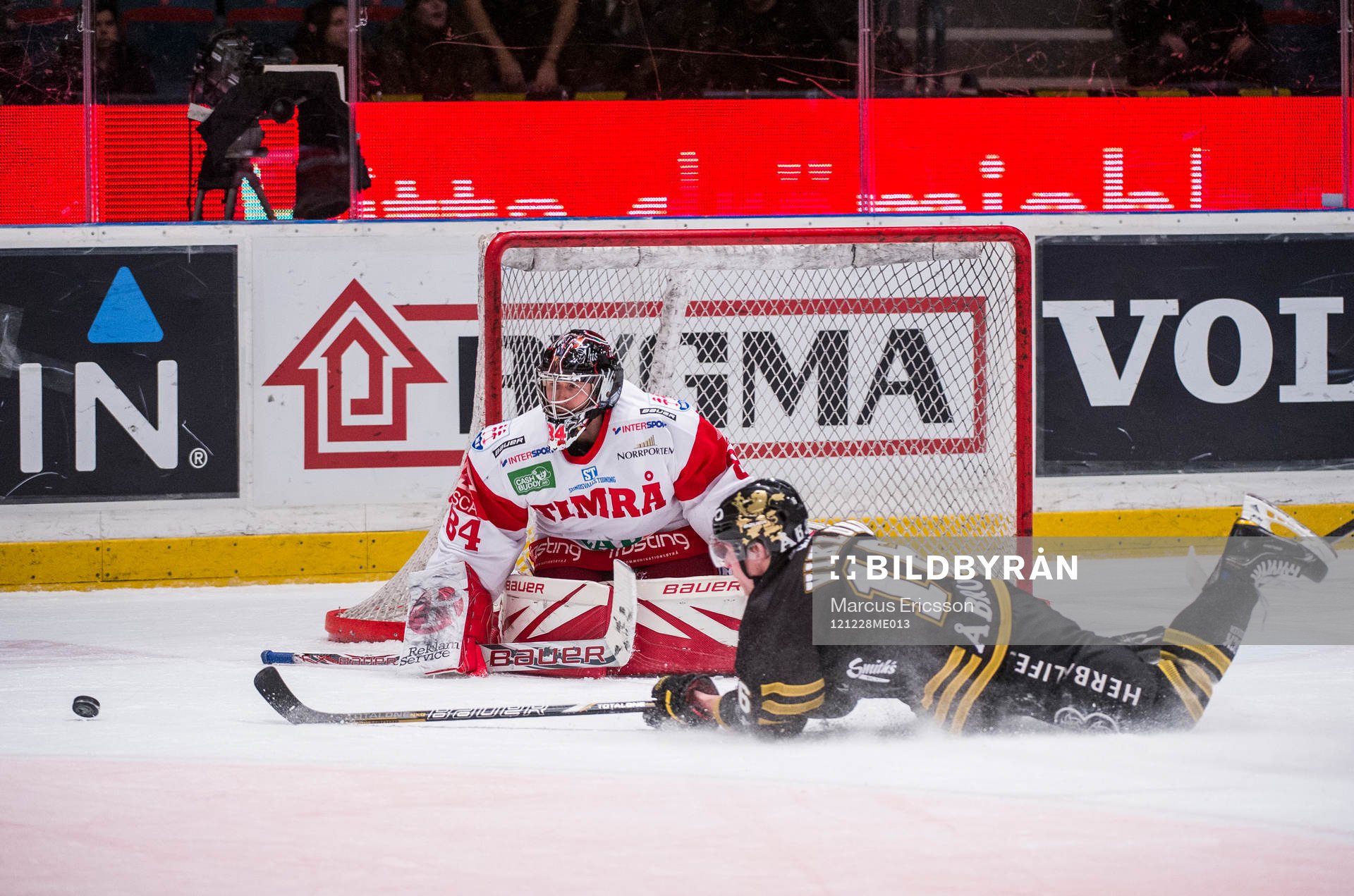 Tobias Viklund, AIK glider förbi Joakim Lundström,