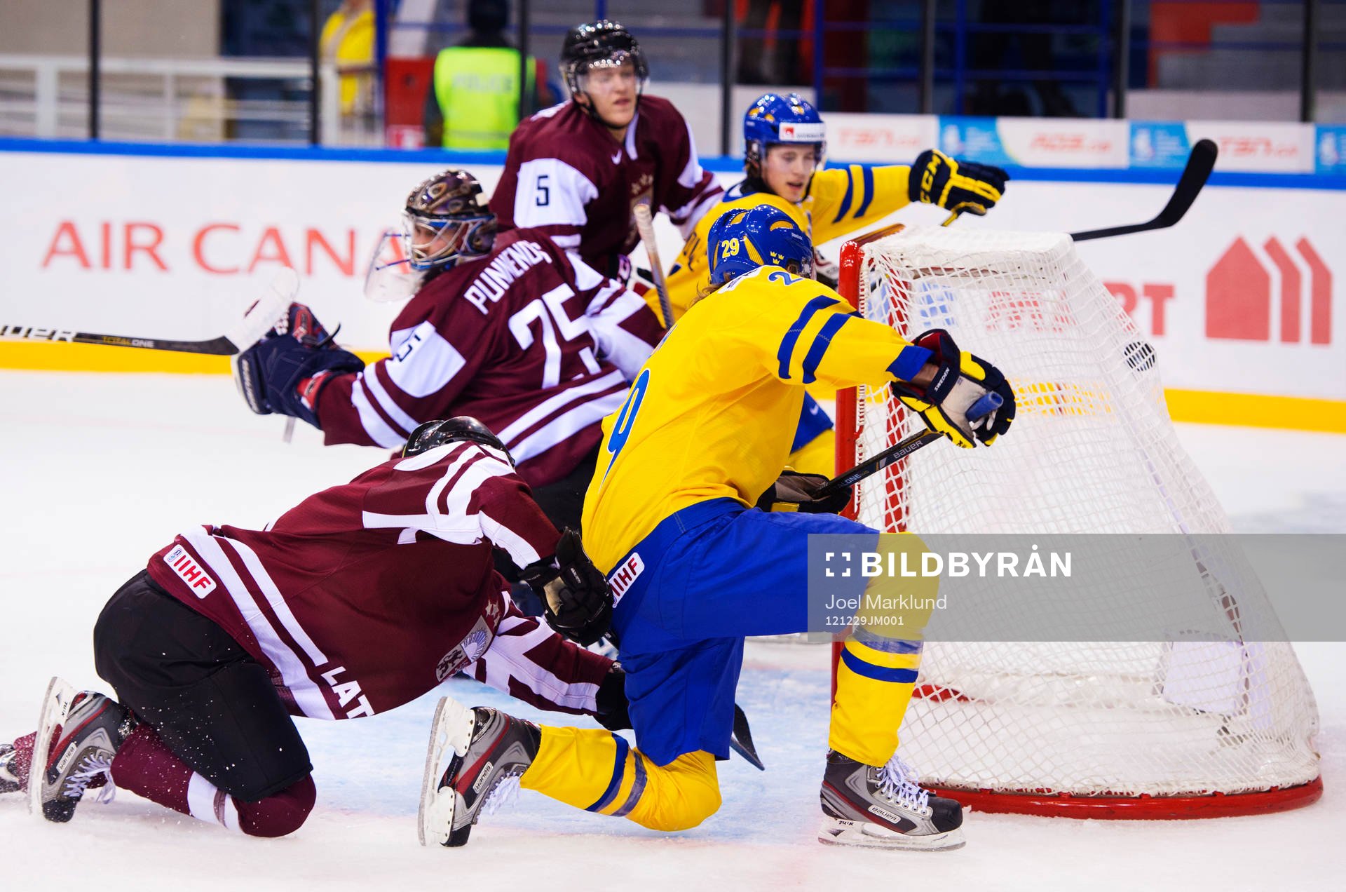 Emil Molin, Sverige, skjuter in 0-1 i första perioden