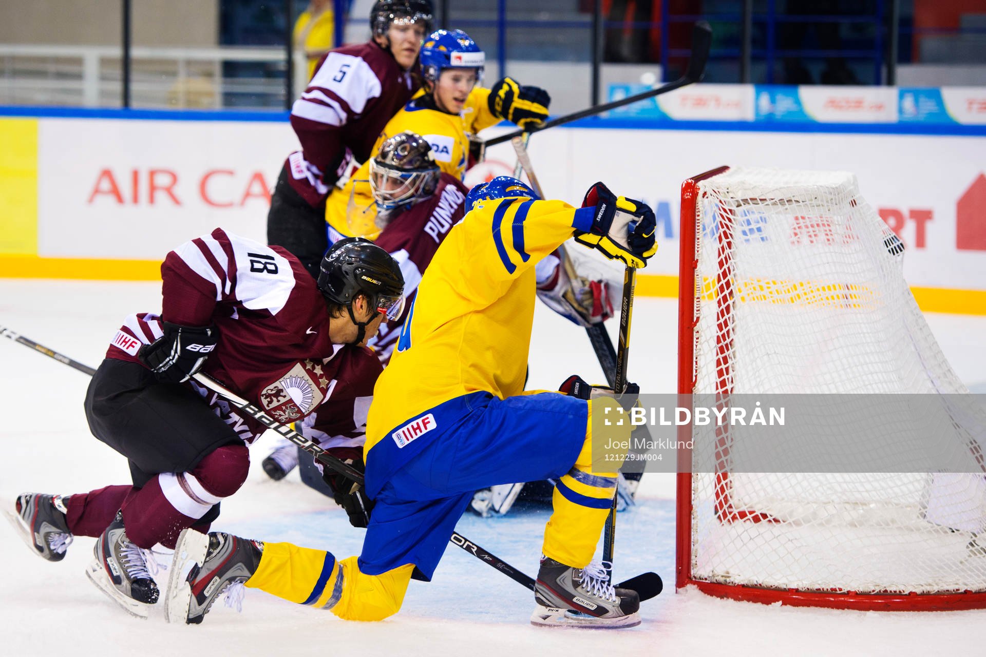 Emil Molin, Sverige, skjuter in 0-1 i första perioden