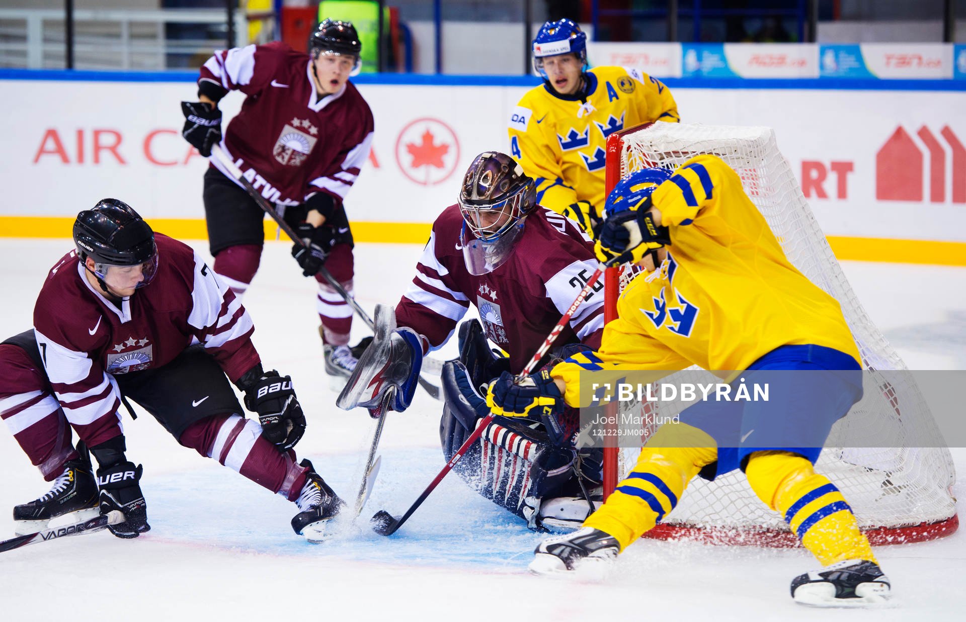Viktor Arvidsson, Sverige, oroar framför Ivars Punnenovs,
