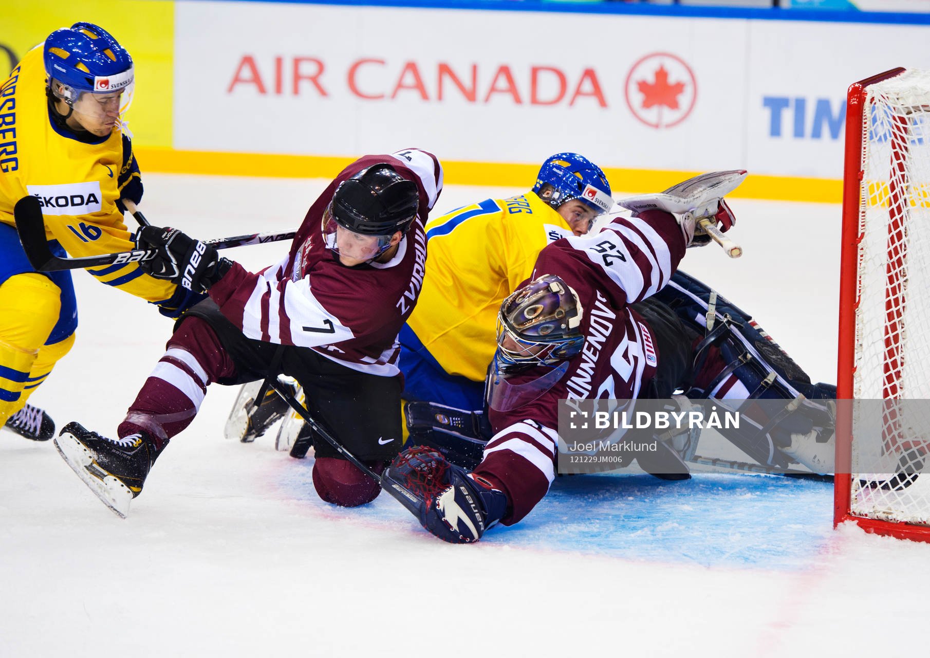 Filip Forsberg och Rickard Rakell, Sverige, oroar framför