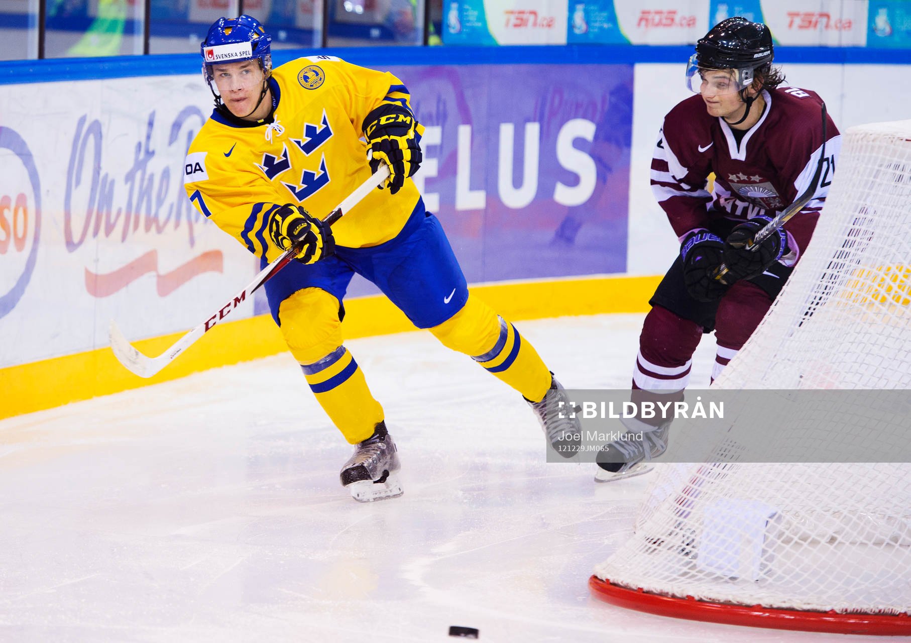 Tom Nilsson, Sverige, passar pucken