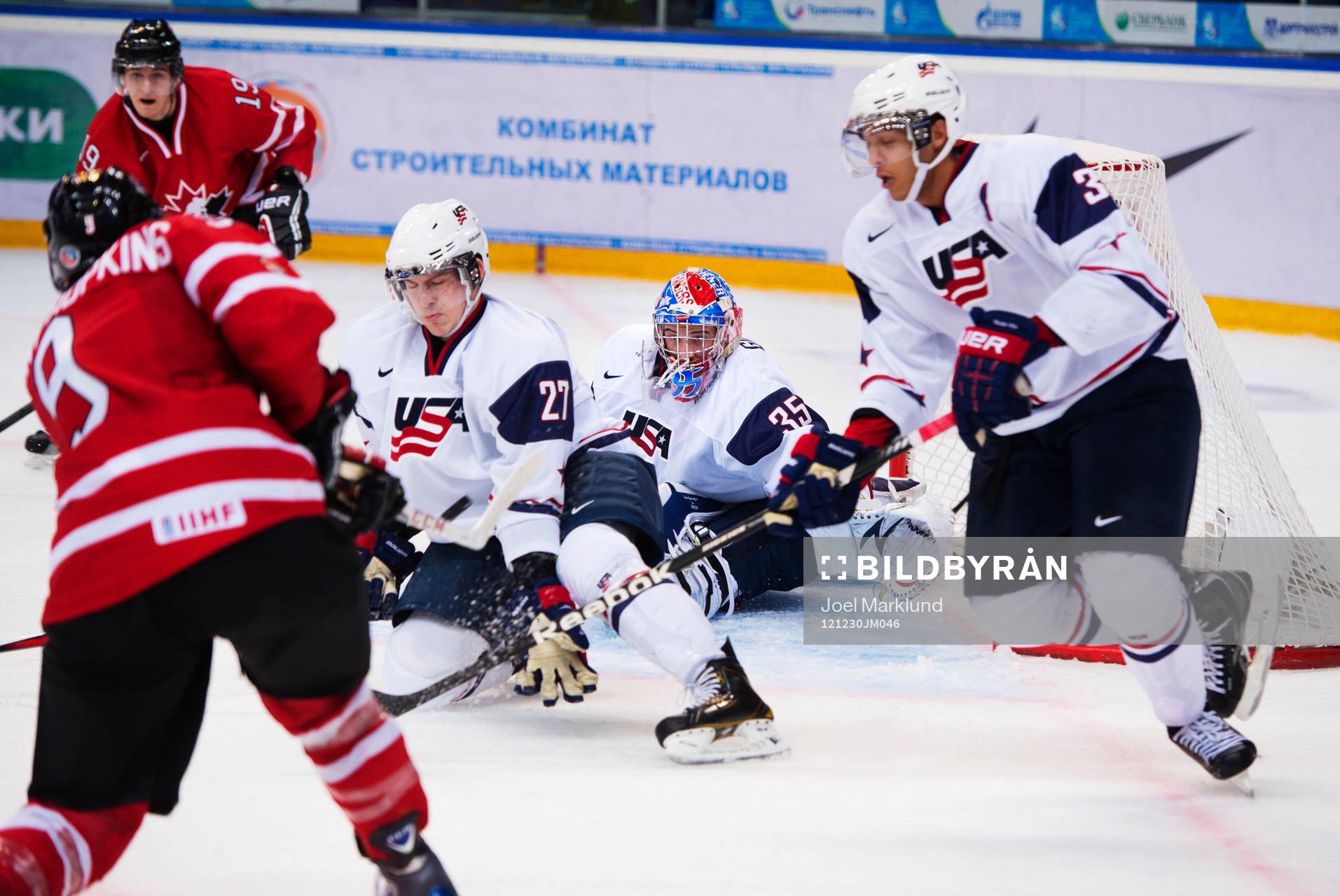 Ryan Nugent-Hopkins, Kanada, skjuter mot John Gibson,