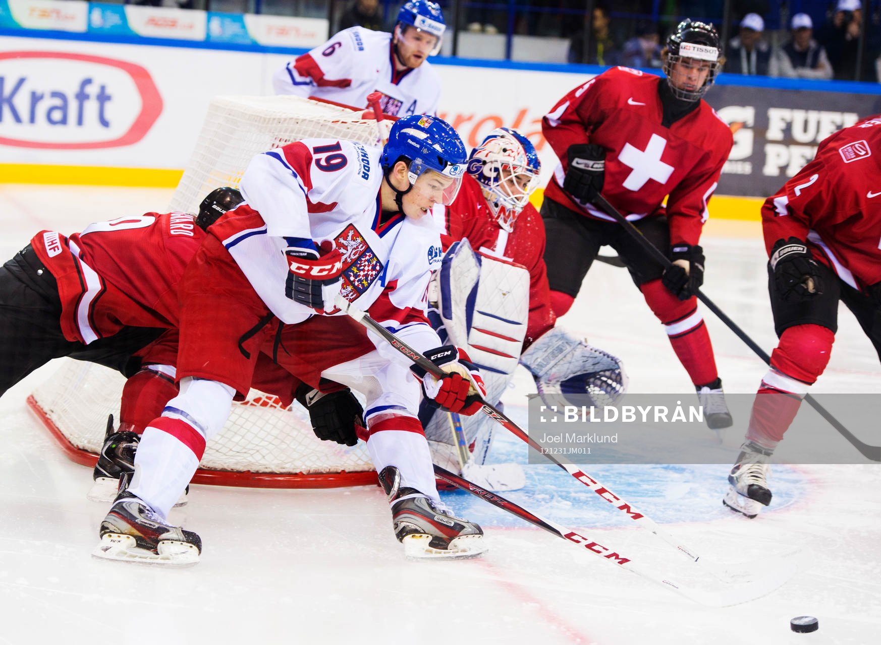 Tomas Hertl, Tjeckien, oroar framför Melvin Nyffeler,