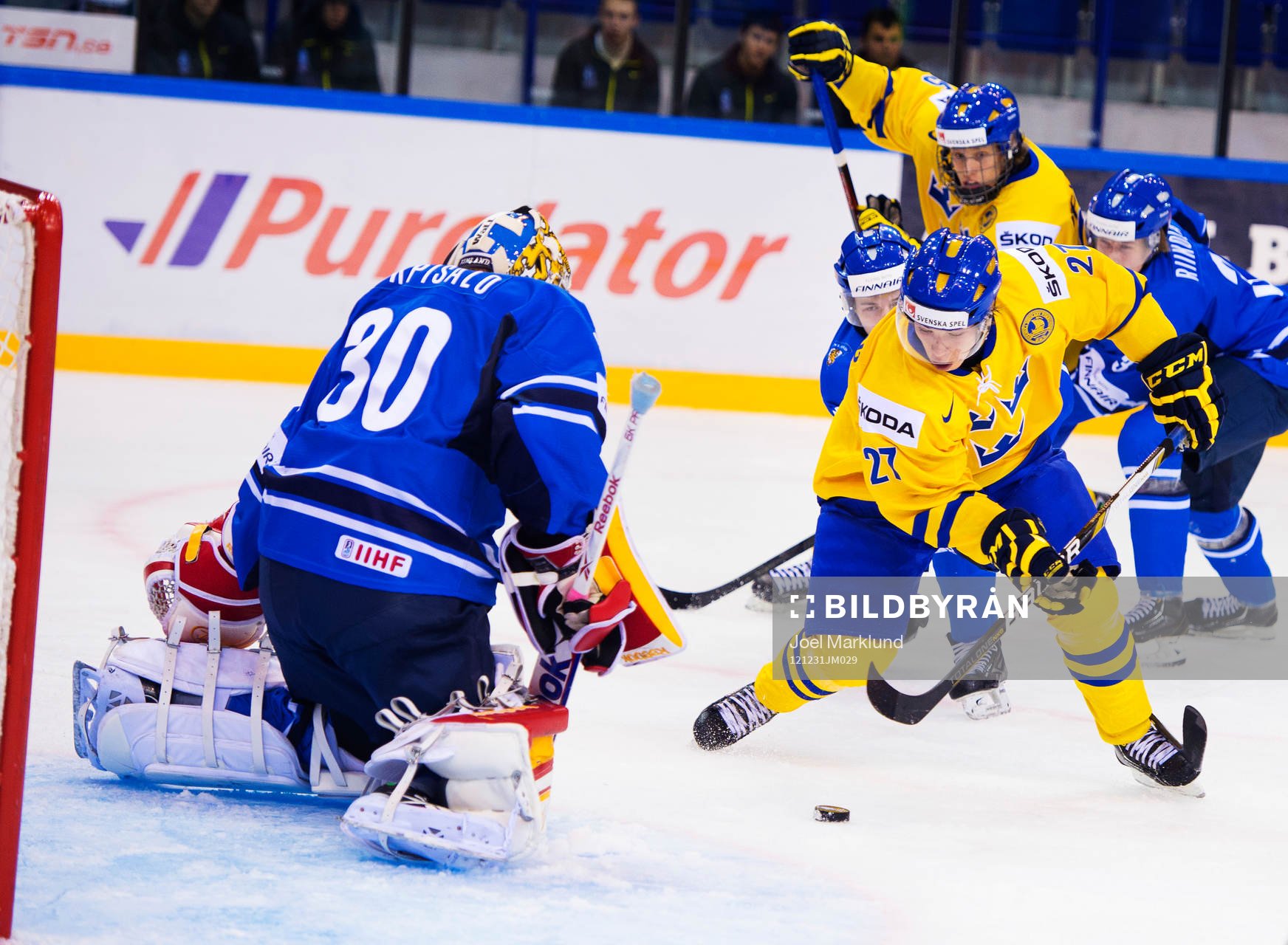 Filip Sandberg, Sverige, oroar framför Joonas Korpisalo,