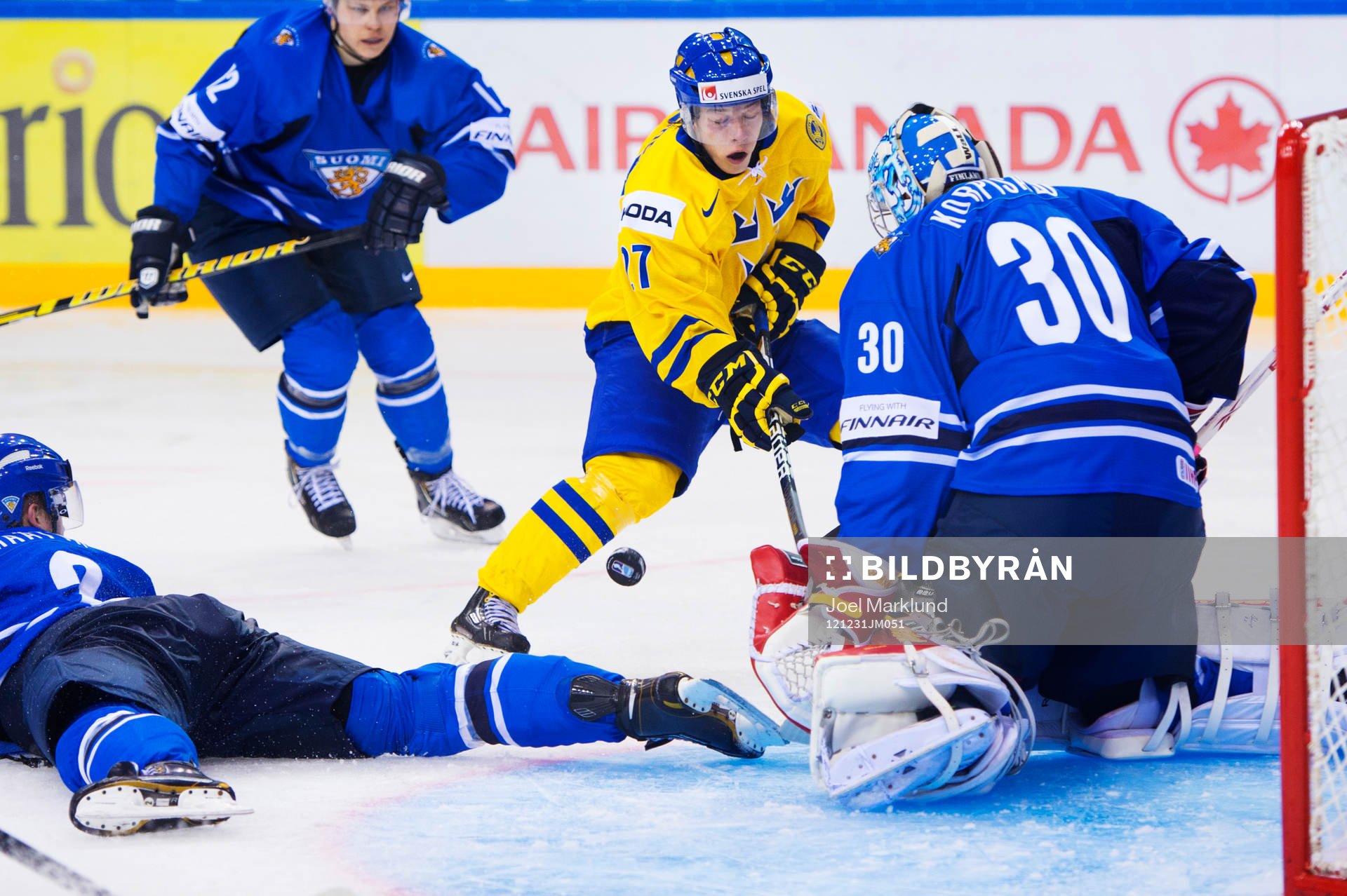 Filip Sandberg, Sverige, oroar framför Joonas Korpisalo,