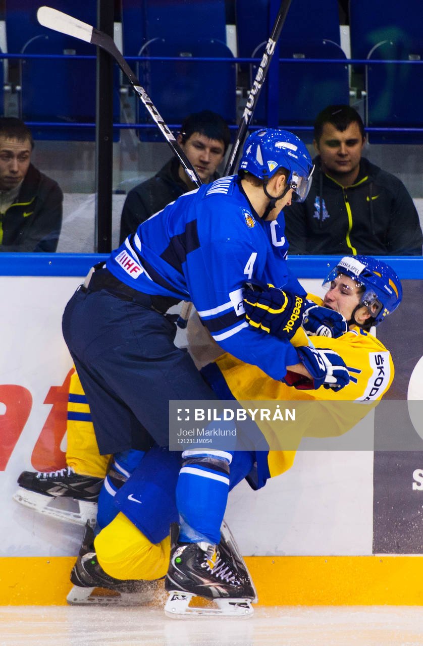 Petteri Lindbohm, Finland, tacklar Filip Forsberg, Sverige