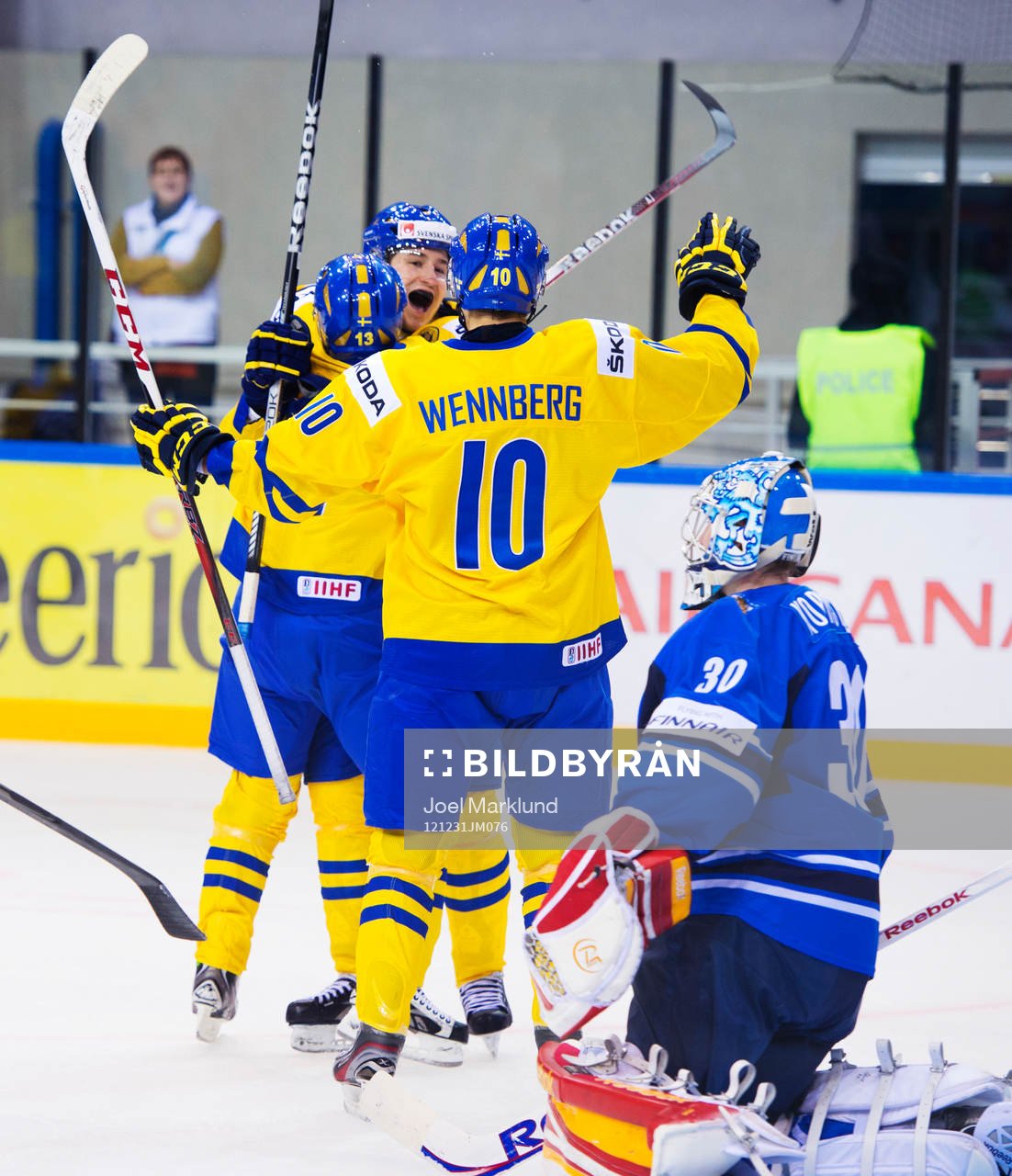 Filip Forsberg, Sverige, gratuleras till sitt 5-3-mål