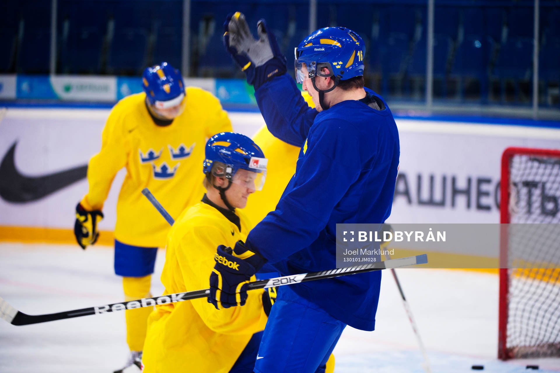 Nick Sörensen och Filip Forsberg över målgester