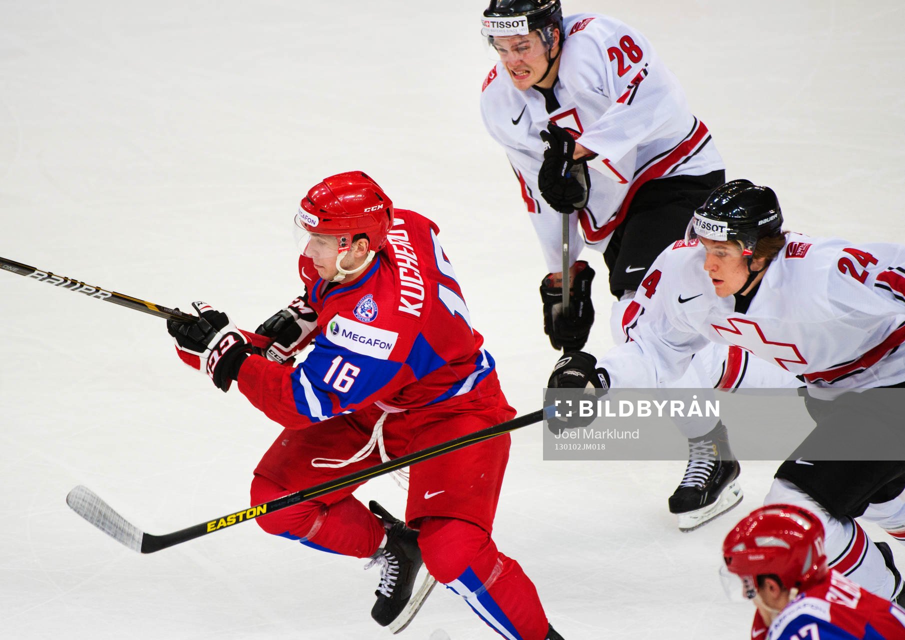 Nikita Kucherov, Ryssland, jagas av Lukas Balmelli och