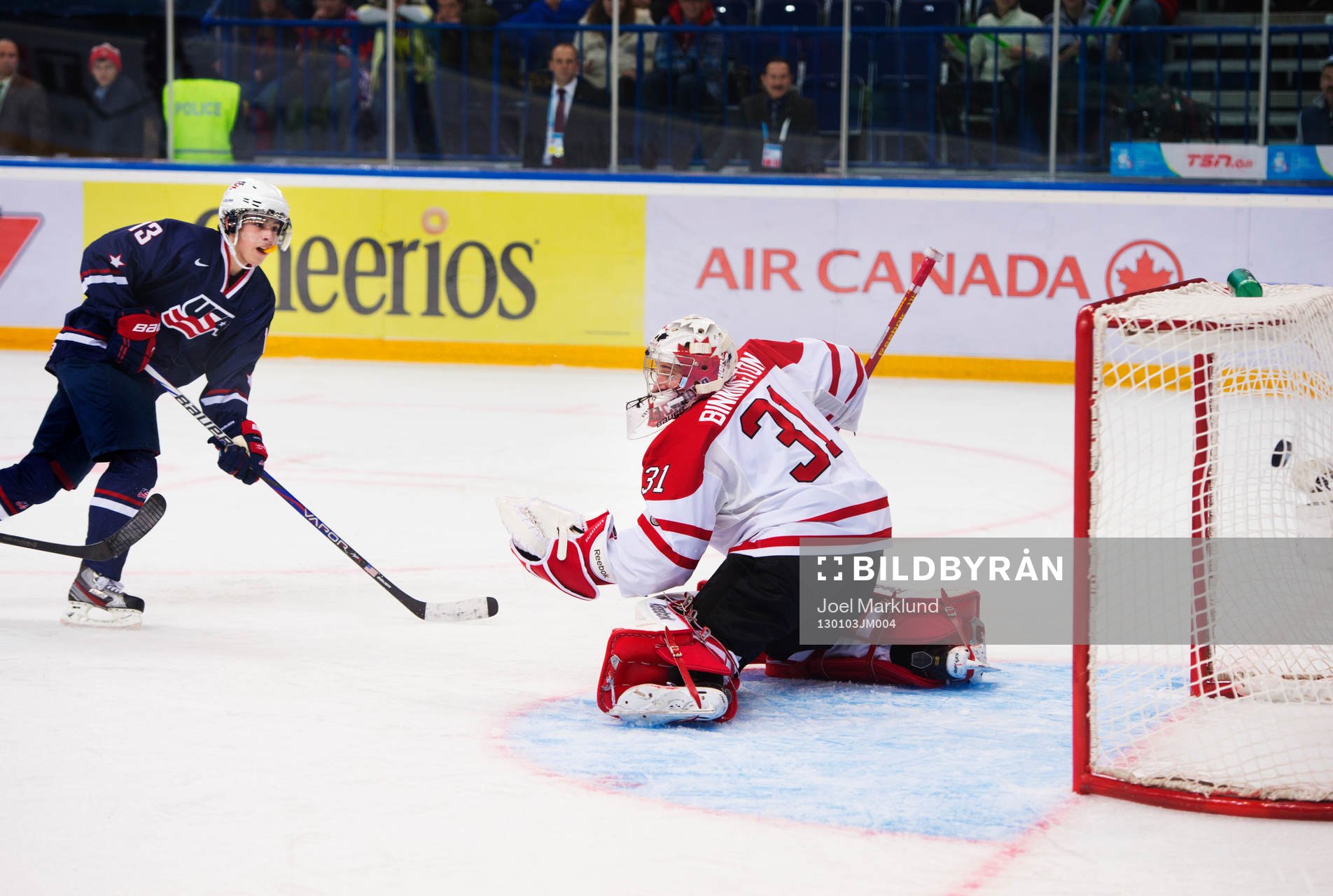 John Gaudreau, USA, gör 5-1 bakom Jordan Binnington,