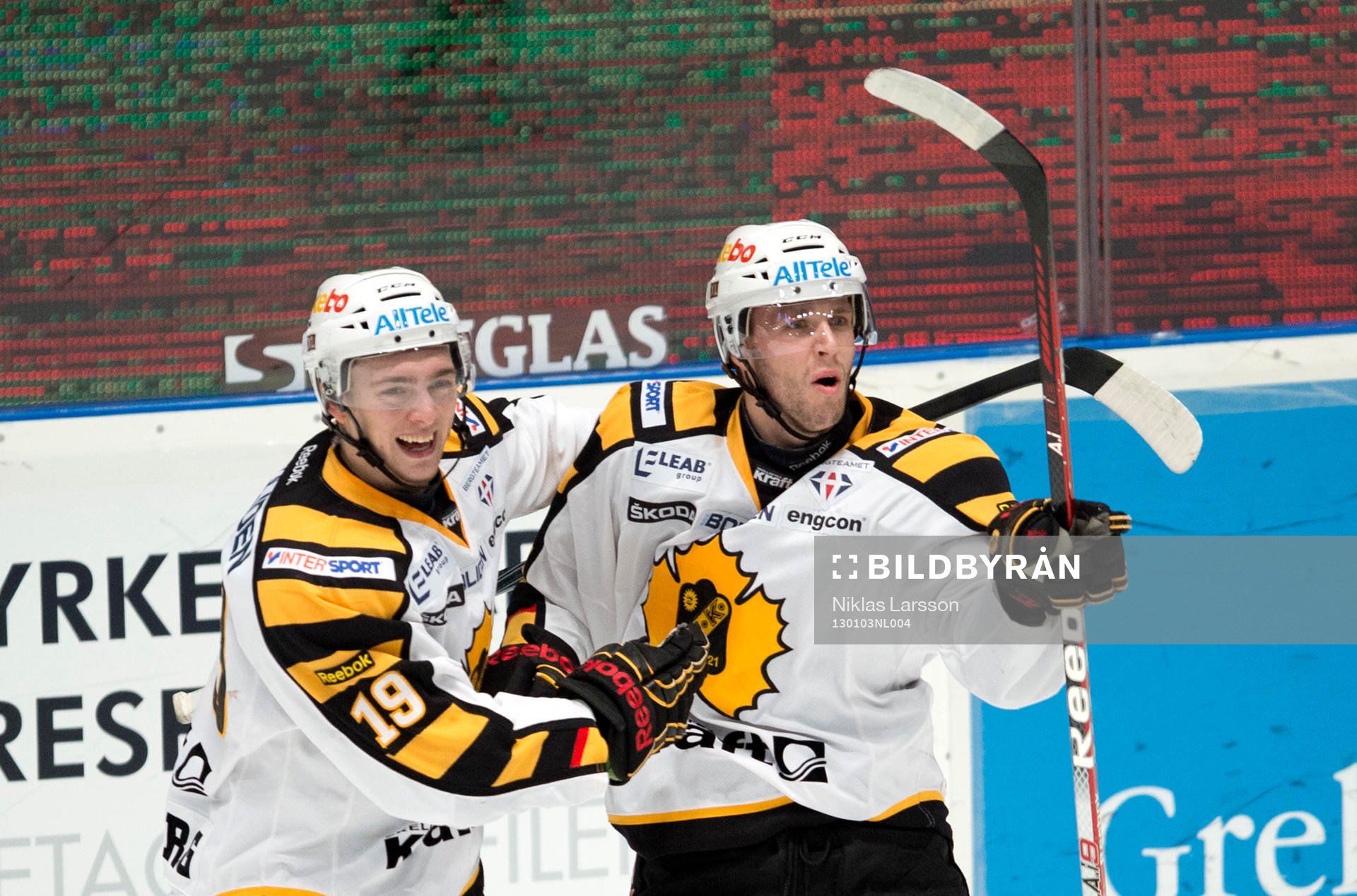 Pontus Petterström, Skellefteå gratuleras av lagkamraten
