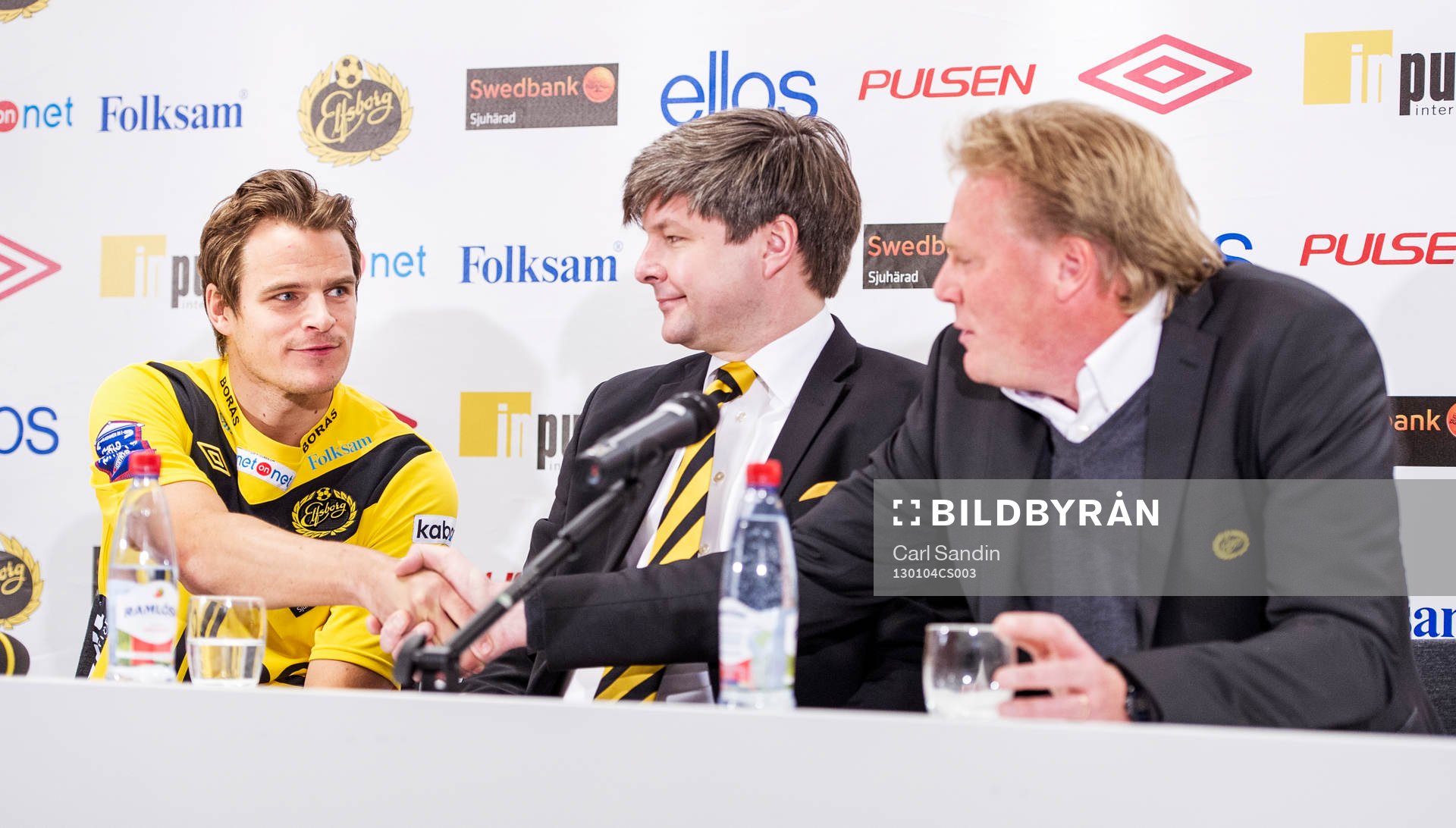 Henning Hauger, Elfsborg, tar i hand med Jörgen