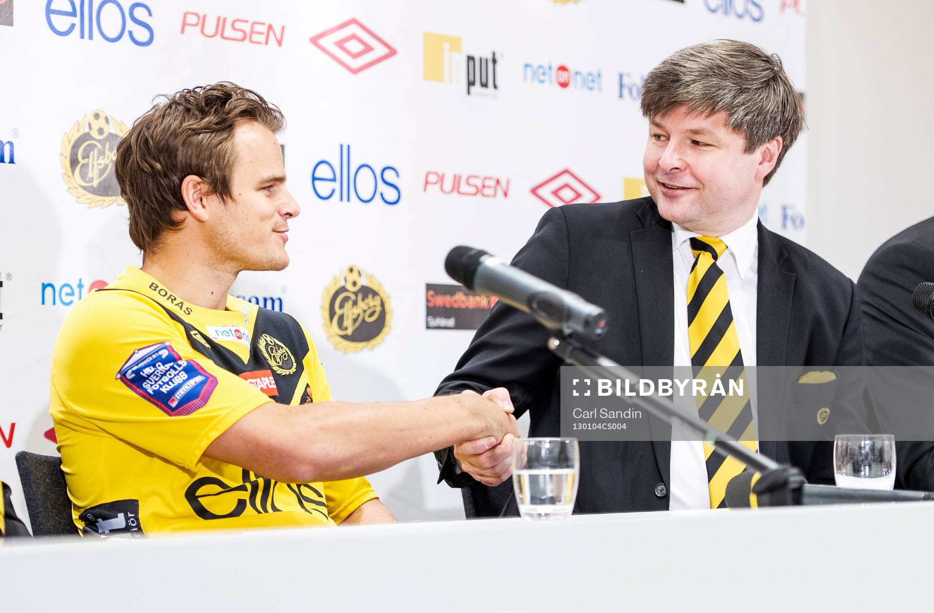 Henning Hauger, Elfsborg, tar i hand med Bo Johansson,