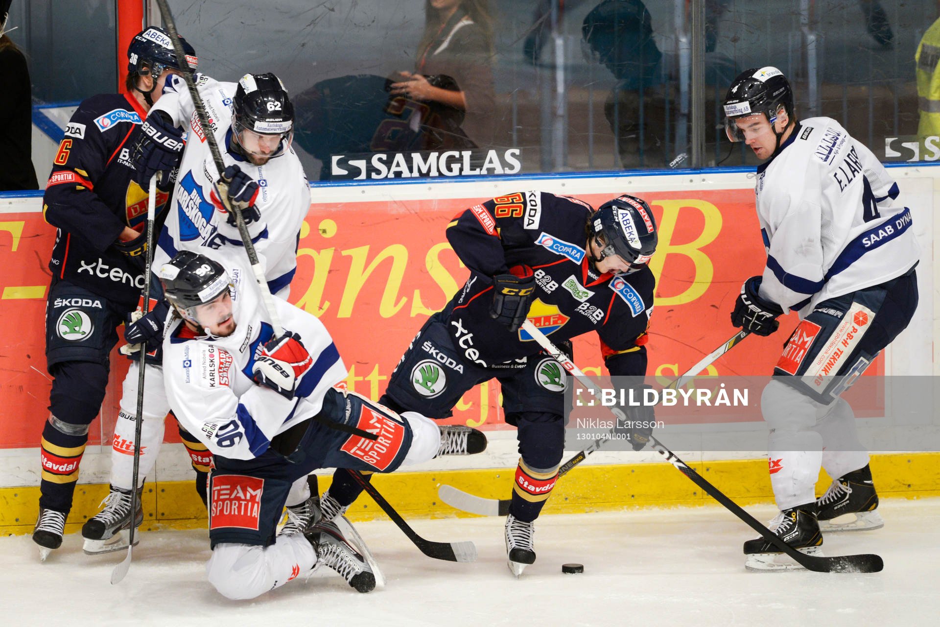 Djurgårdens Marcus Marcus Sörensen i kamp om pucken med