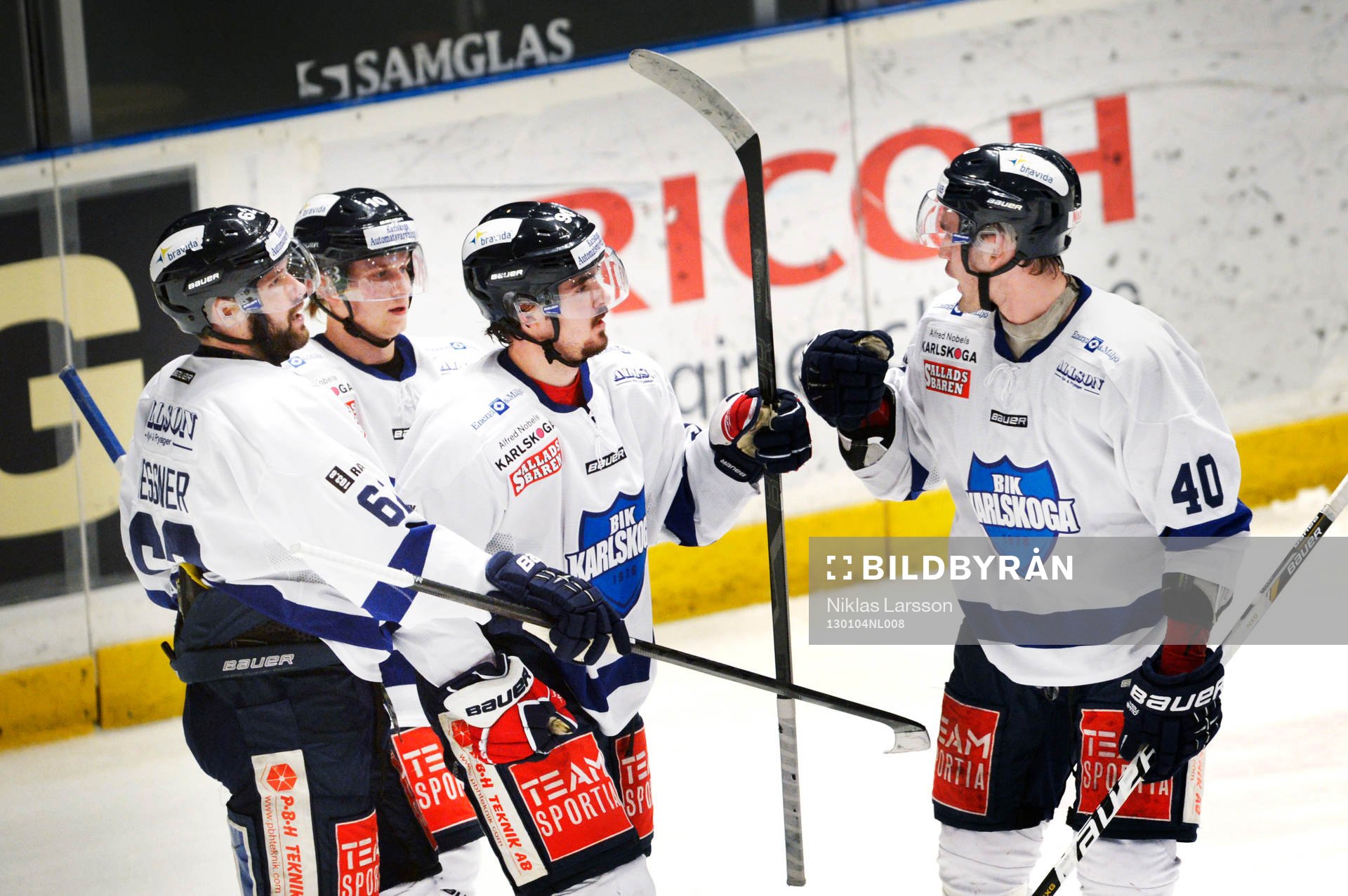 Marcus Johansson gratuleras av Niklas Arell, Karlskoga