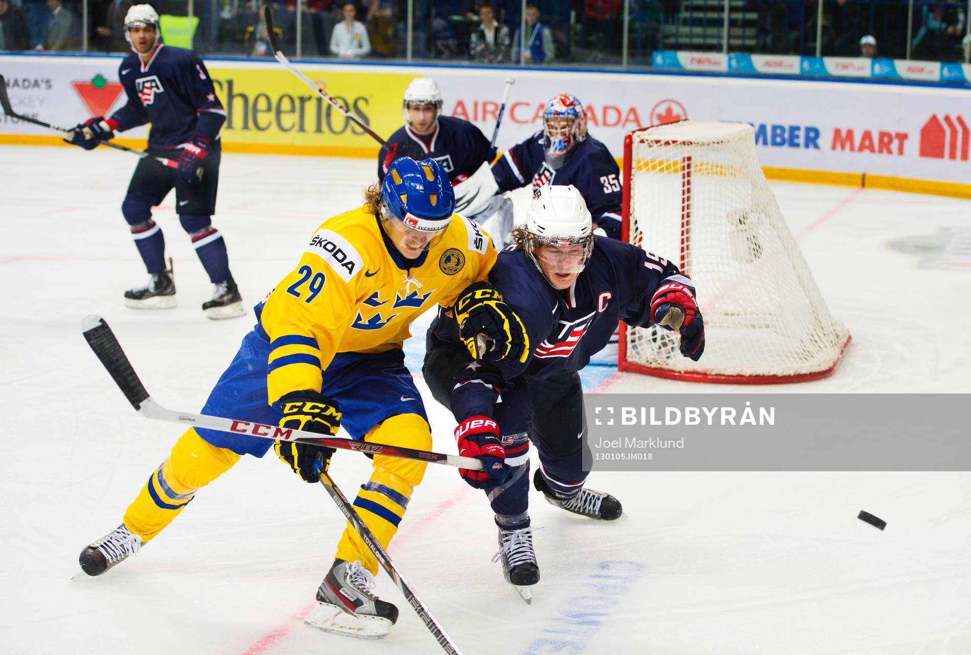 Emil Molin, Sverige, kämpar mot Jake McCabe, USA