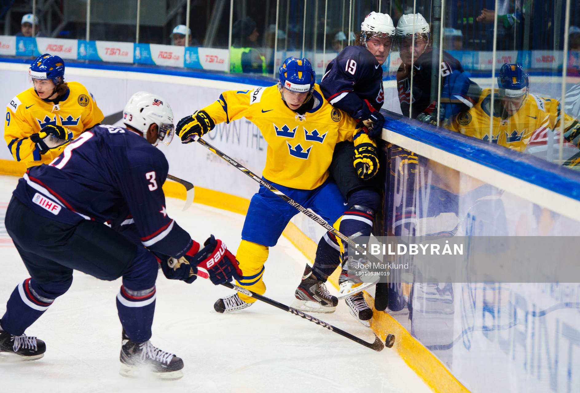 William Karlsson, Sverige, kämpar mot Jake McCabe, USA