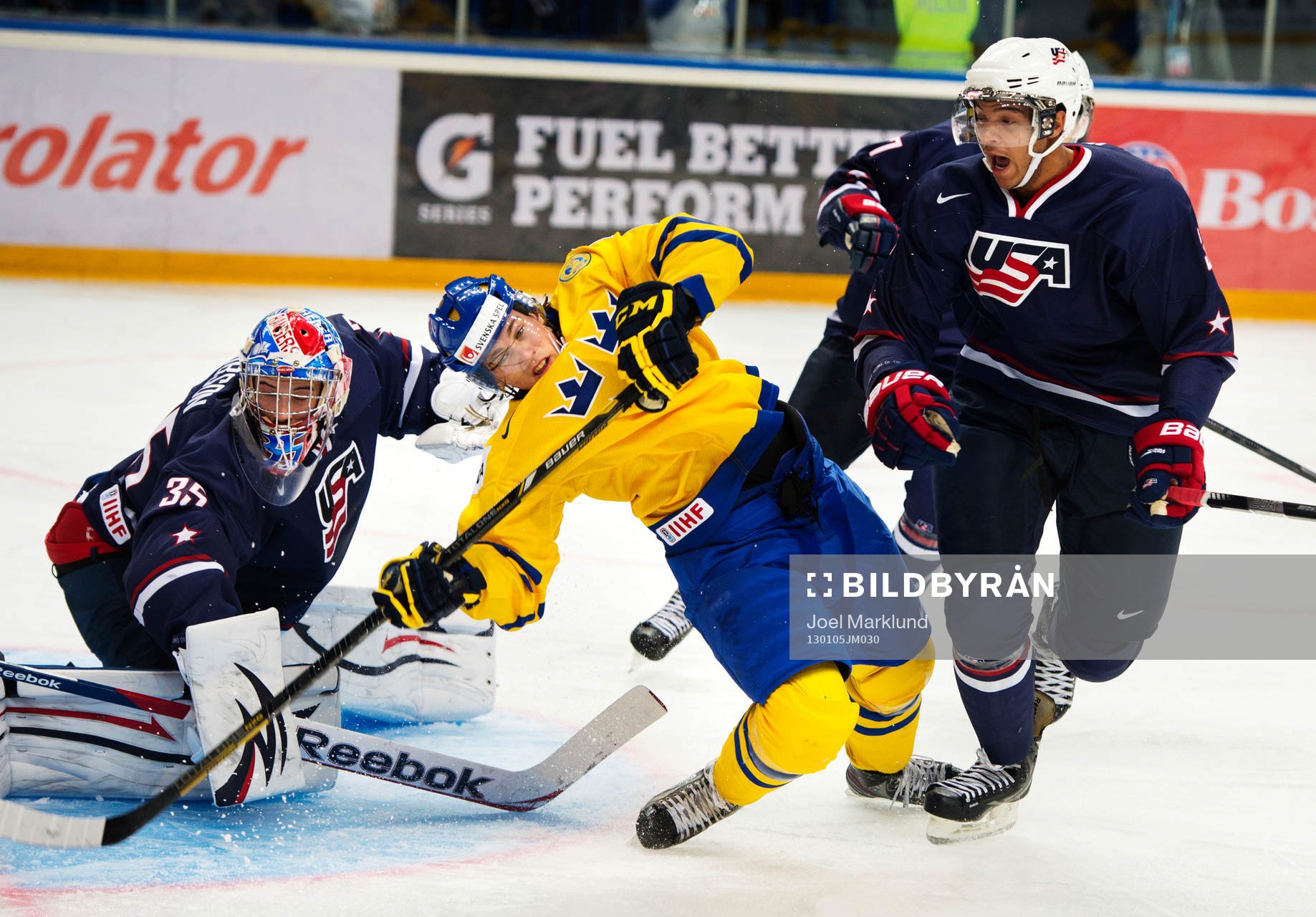 Elias Lindholm, Sverige, faller framför John Gibson,