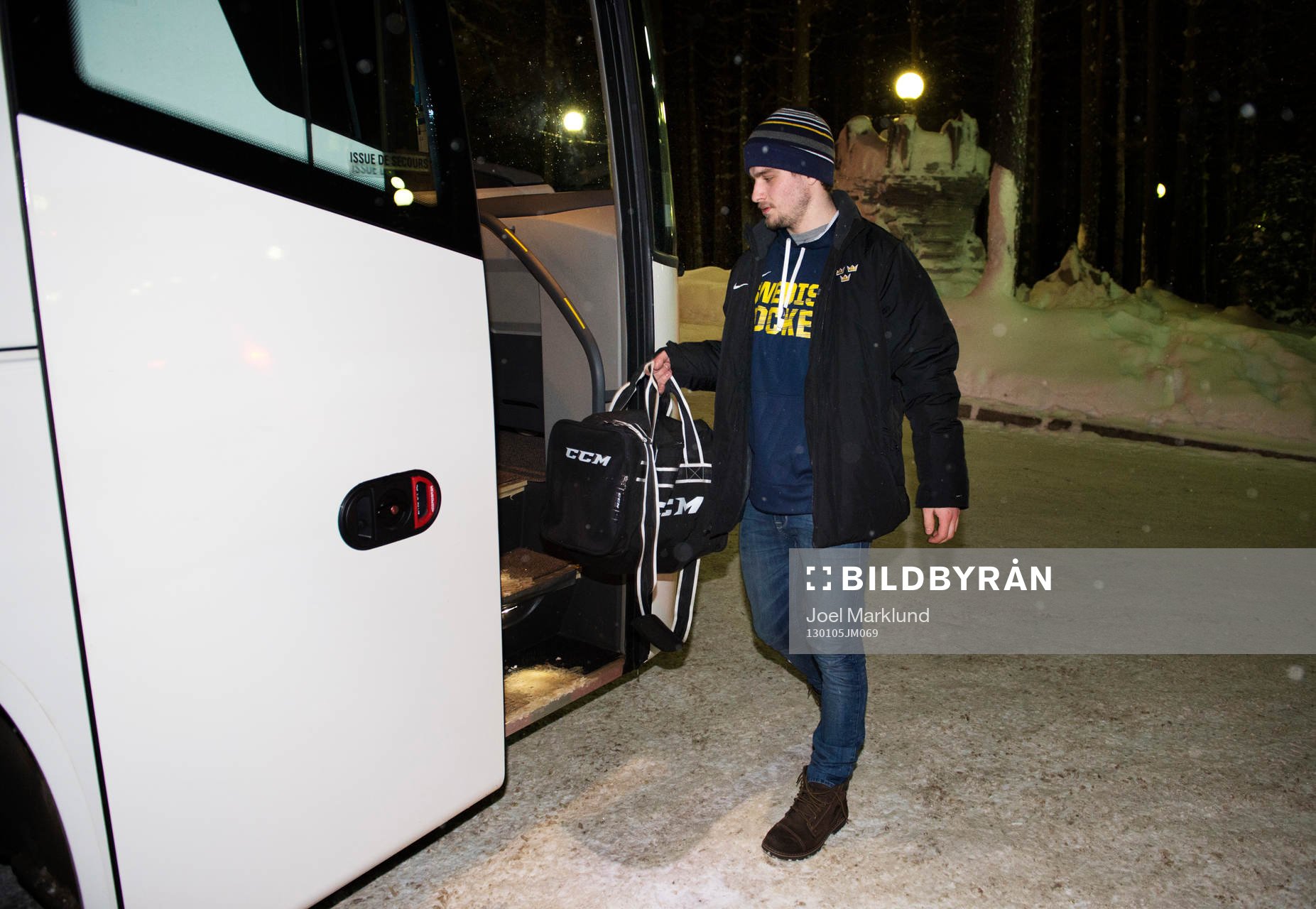 Mikael Vikstrand på väg till spelarbussen
