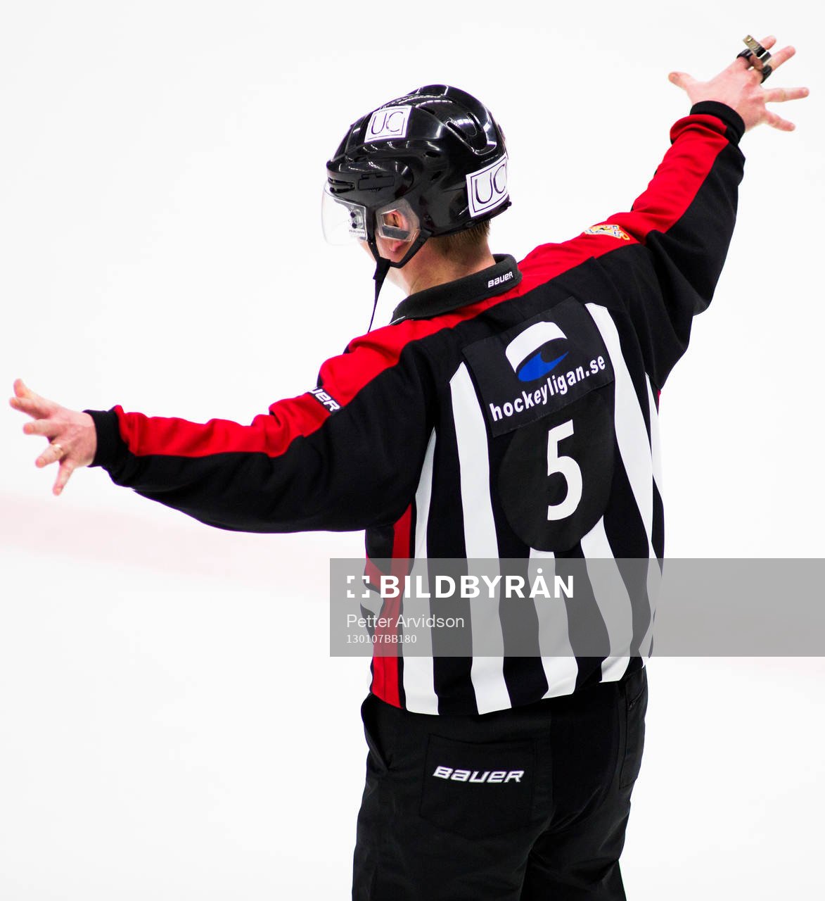 Domaren dömer bort AIK mål
