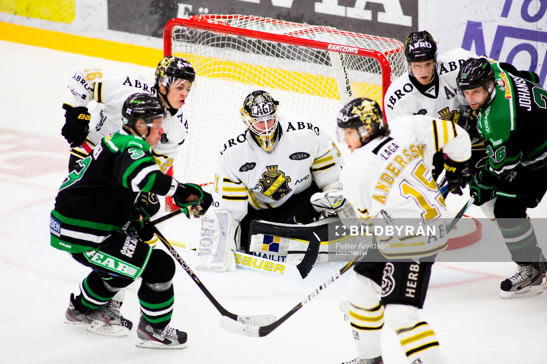 Trångt framför, Daniel Larsson, målvakt, Mattias