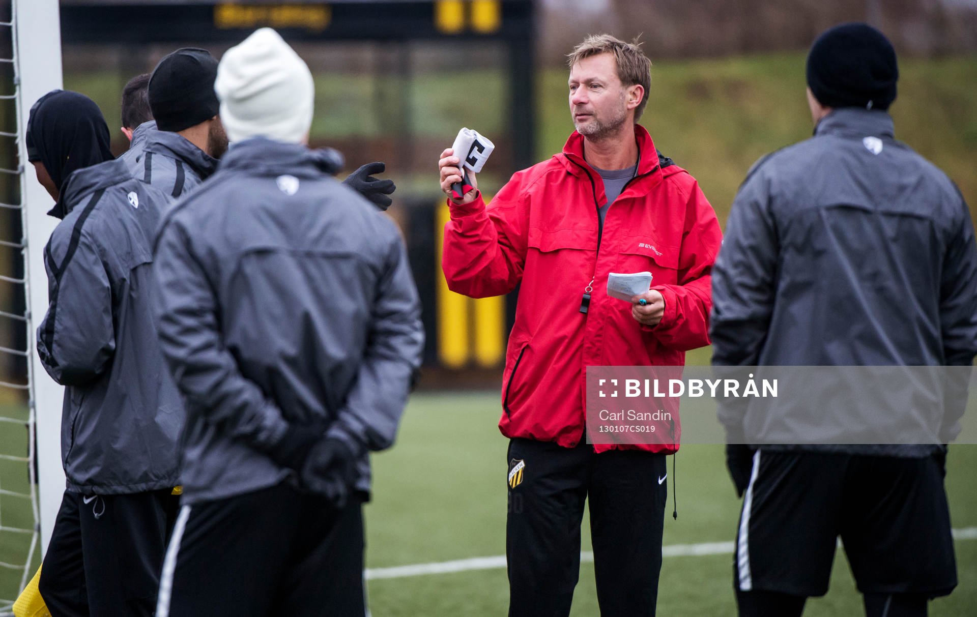 Peter Gerhardsson, tränare Häcken, delar ut kaptensbindlar