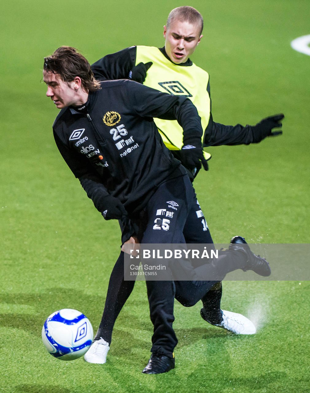 Fotboll, Elfsborg, Träning: Sebastian Holmén, sparkar undan bollen för Marcus Rohdén, Elfsborg.