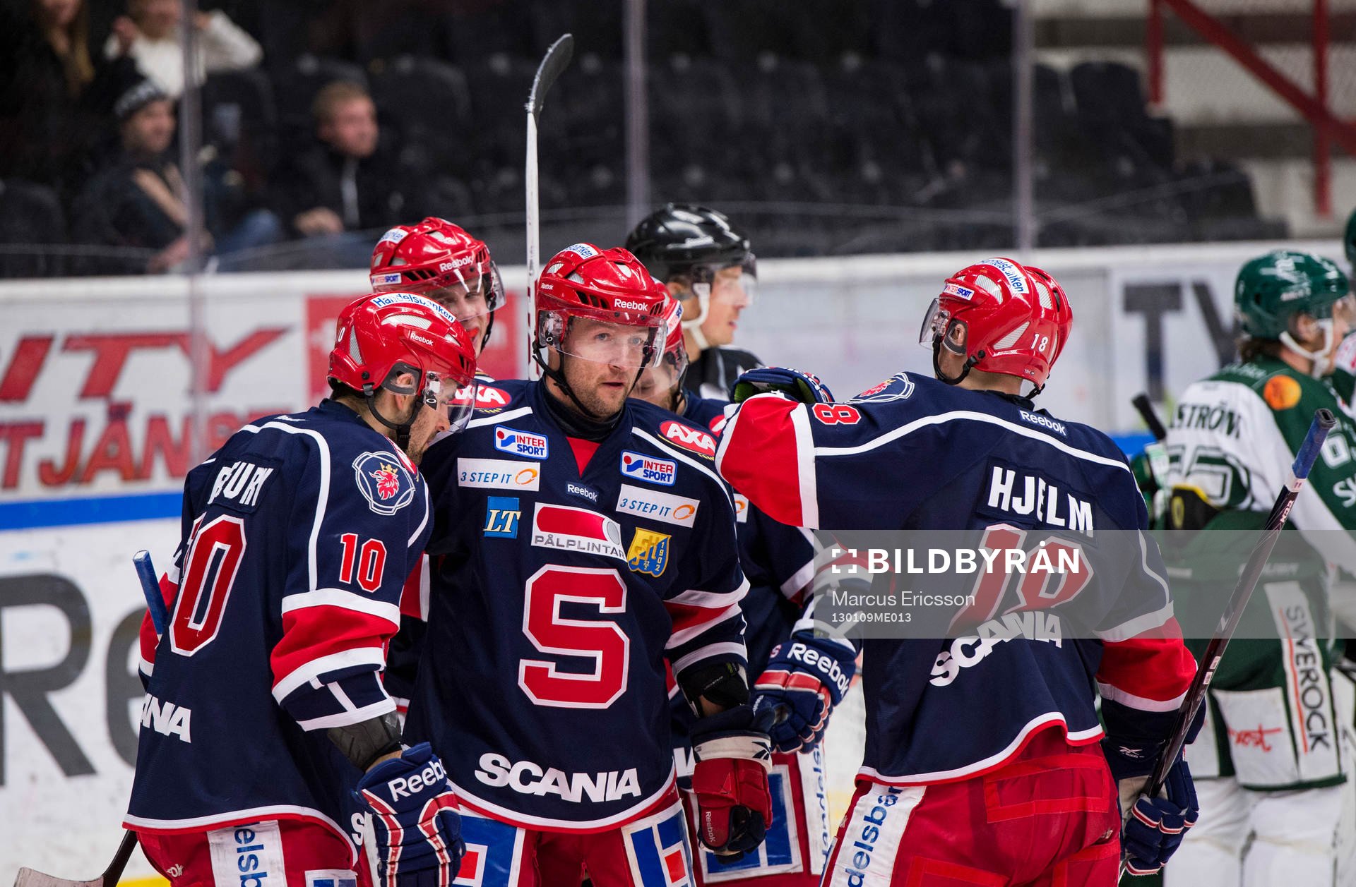Michael Nylander jublar med sitt Södertälje